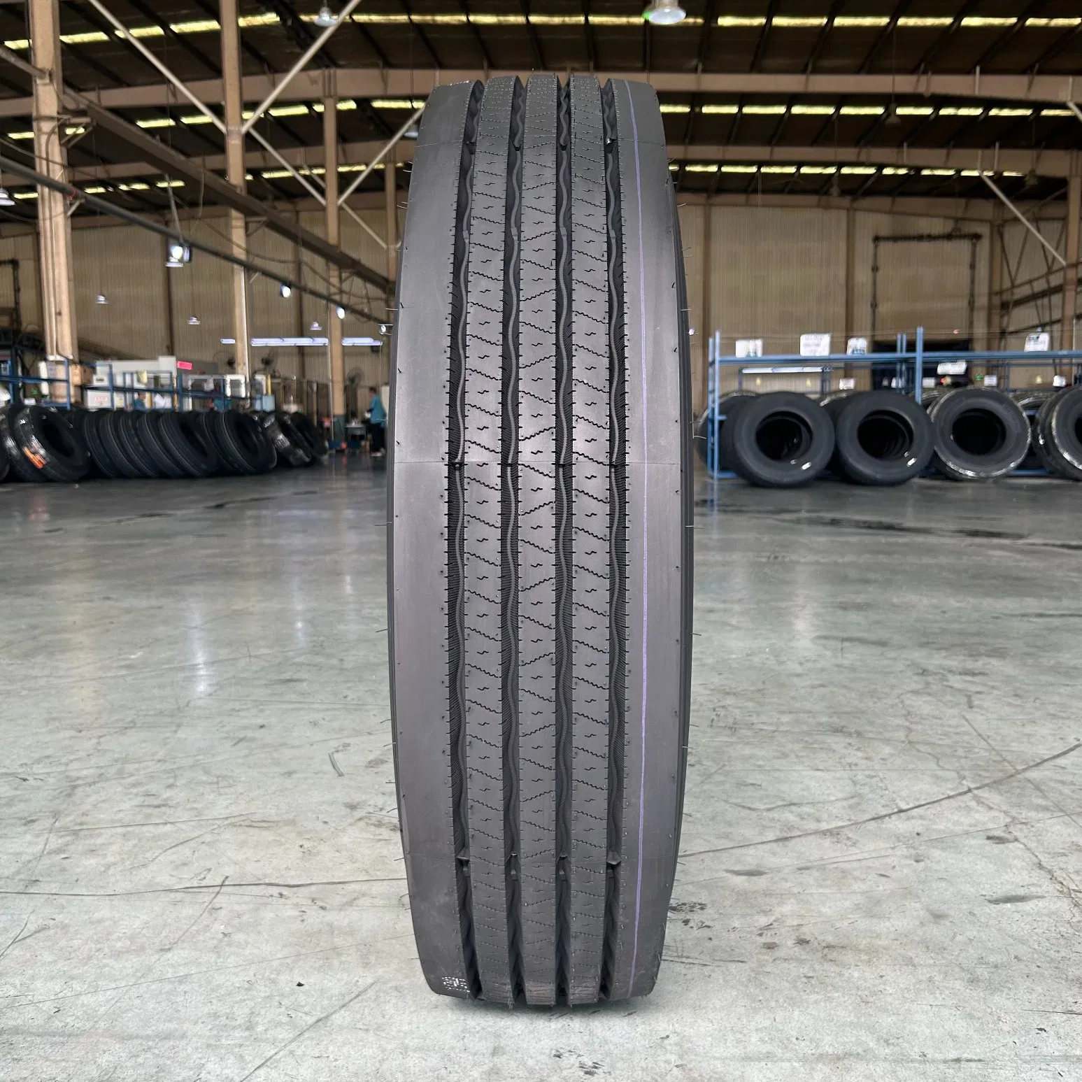 11r22.5 Long Haul Tyre for Regional Use with Superior Traction