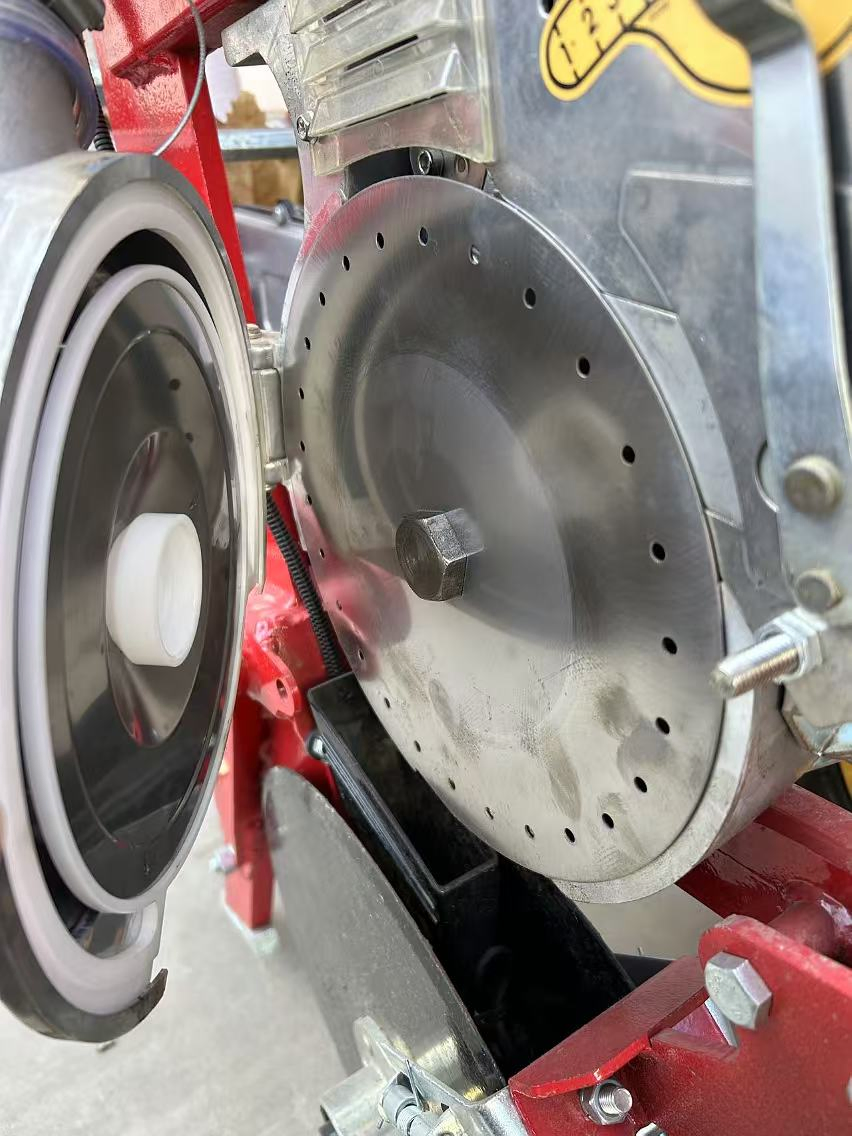 Пневматическая сеялка точного высева 2BYQF-4E для кукурузы