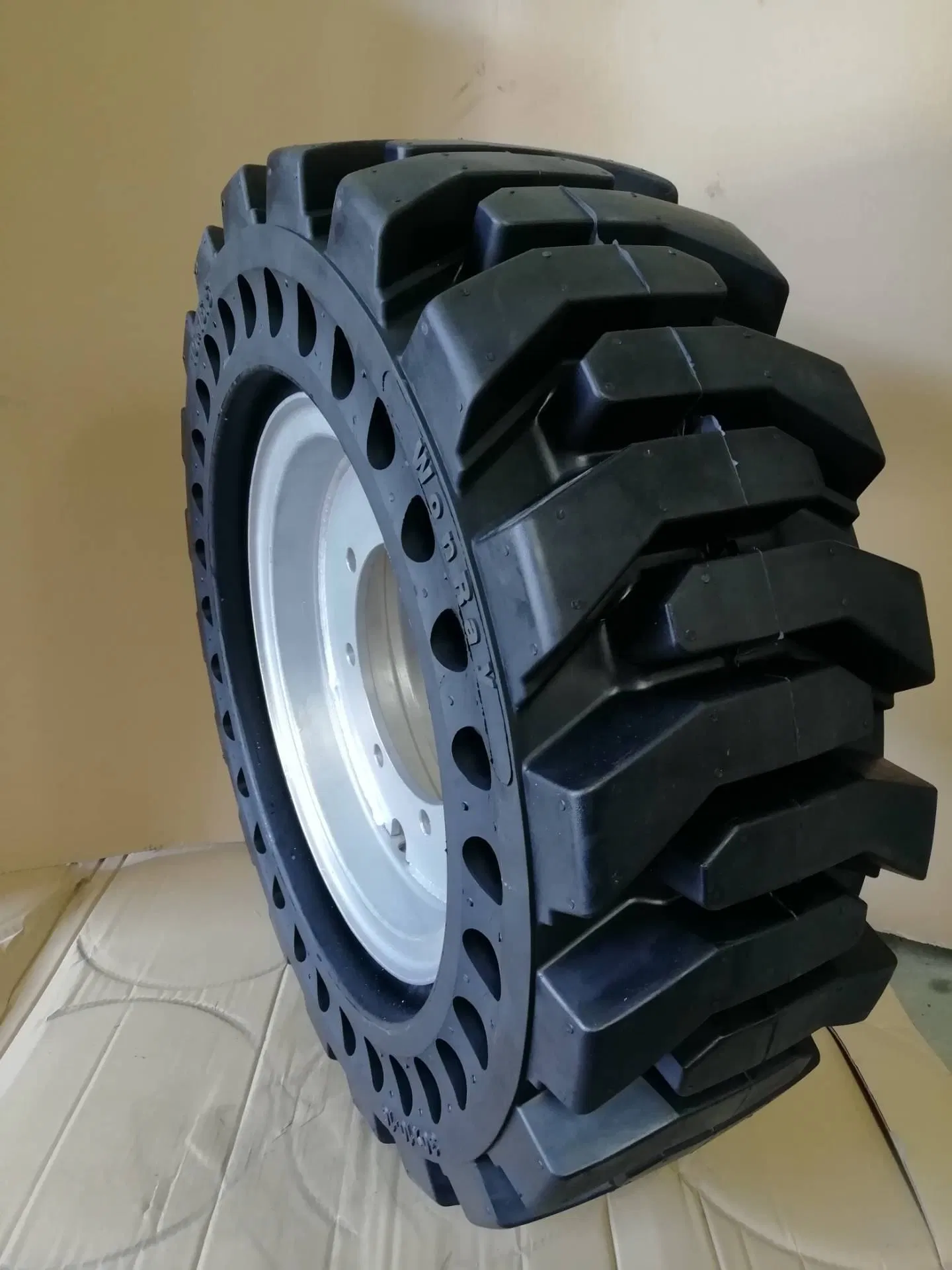 Telehandler Boom Lift Scissor Lift Replacement Tires 10-16.5 31X15.50-15