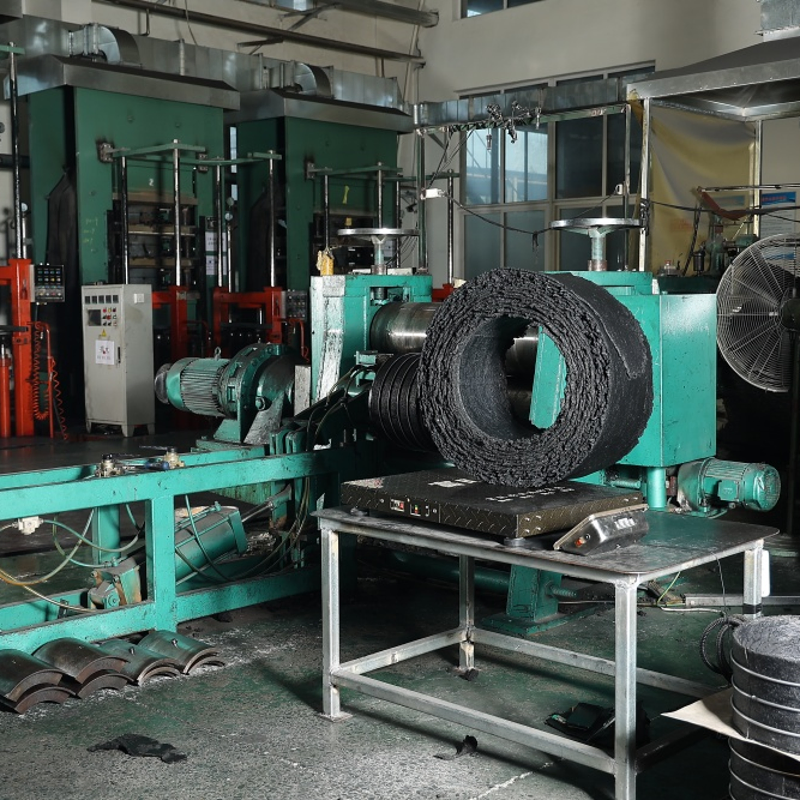 Versatile Forklift Truck Tires in Multiple Size Options