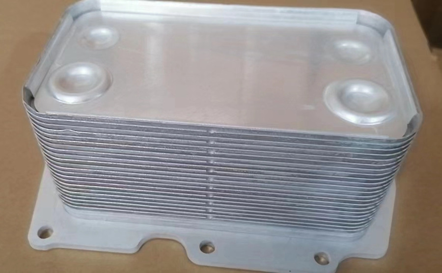 Масляный радиатор двигателя Navistar 1842530C93