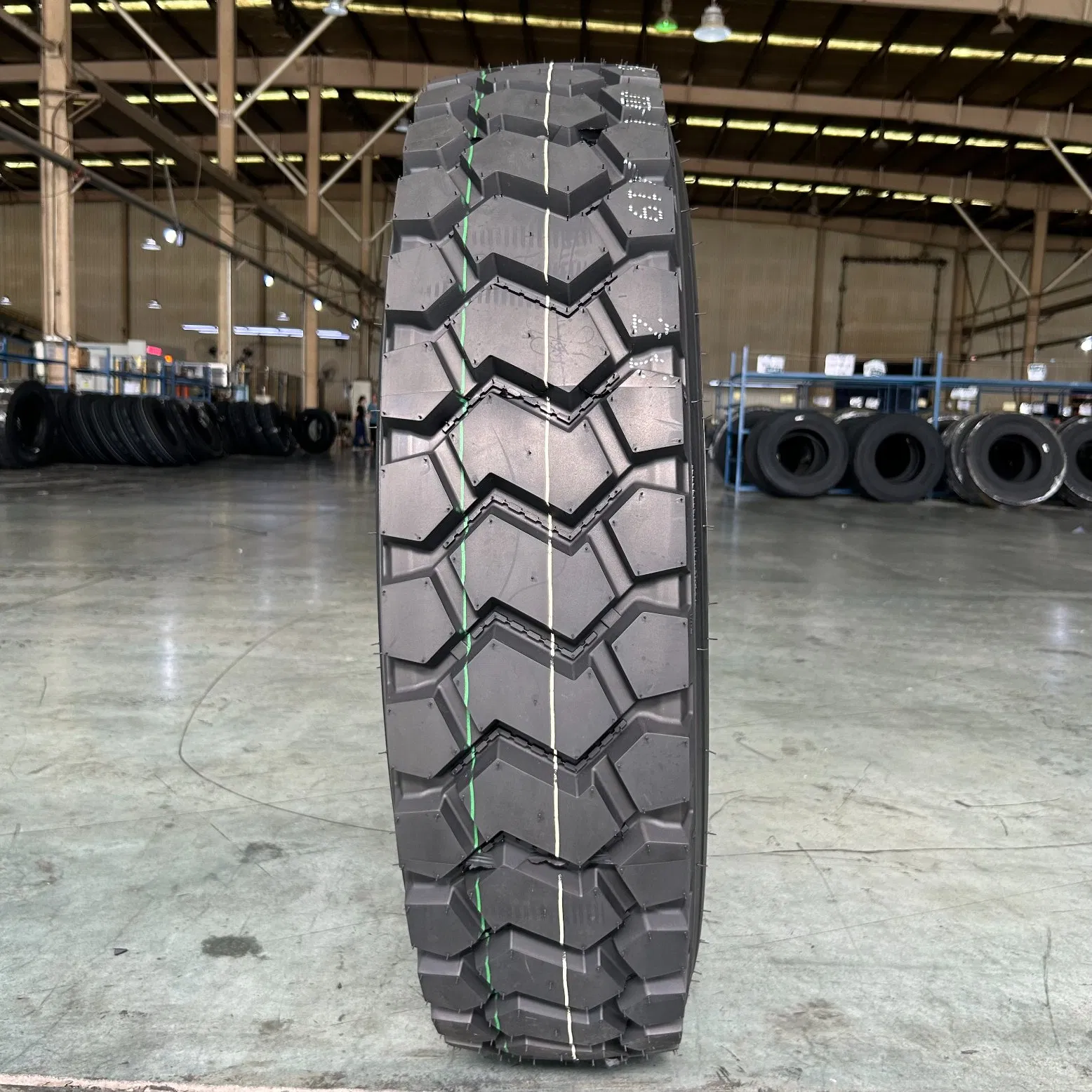 11r22.5 Long Haul Tyre for Regional Use with Superior Traction