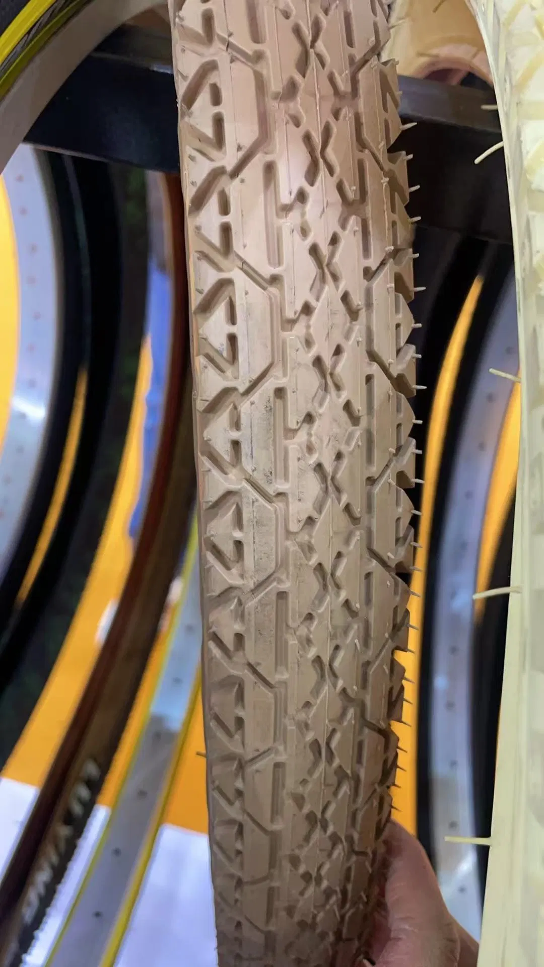 Велосипедная покрышка 26 дюймов с желтой полосой
