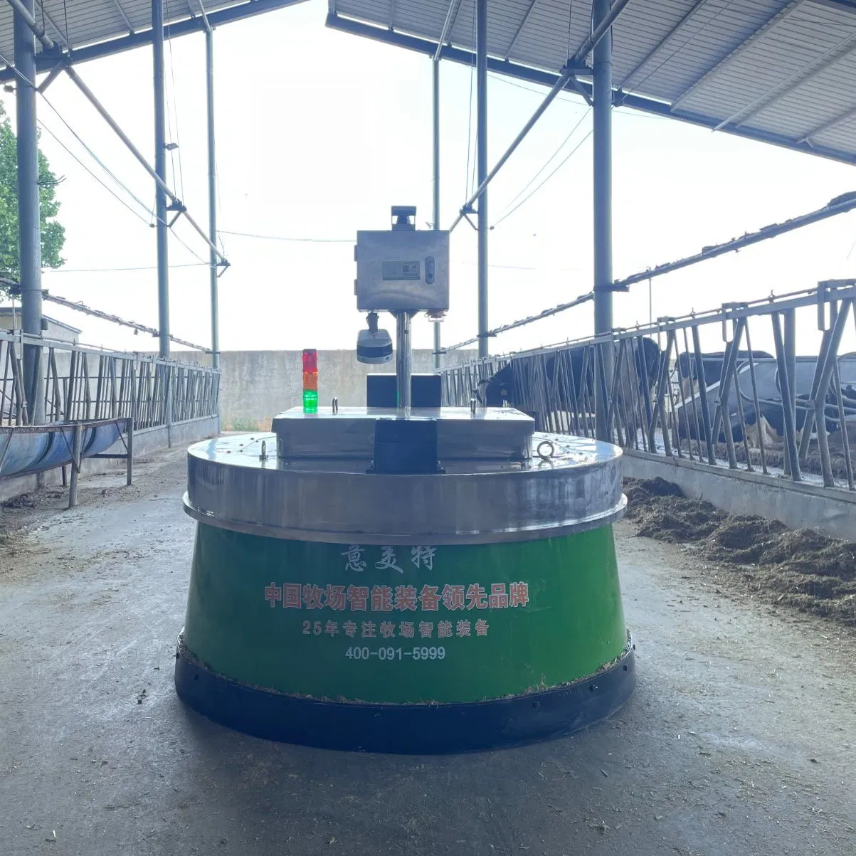 Электрический робот-толкатель корма для коровников