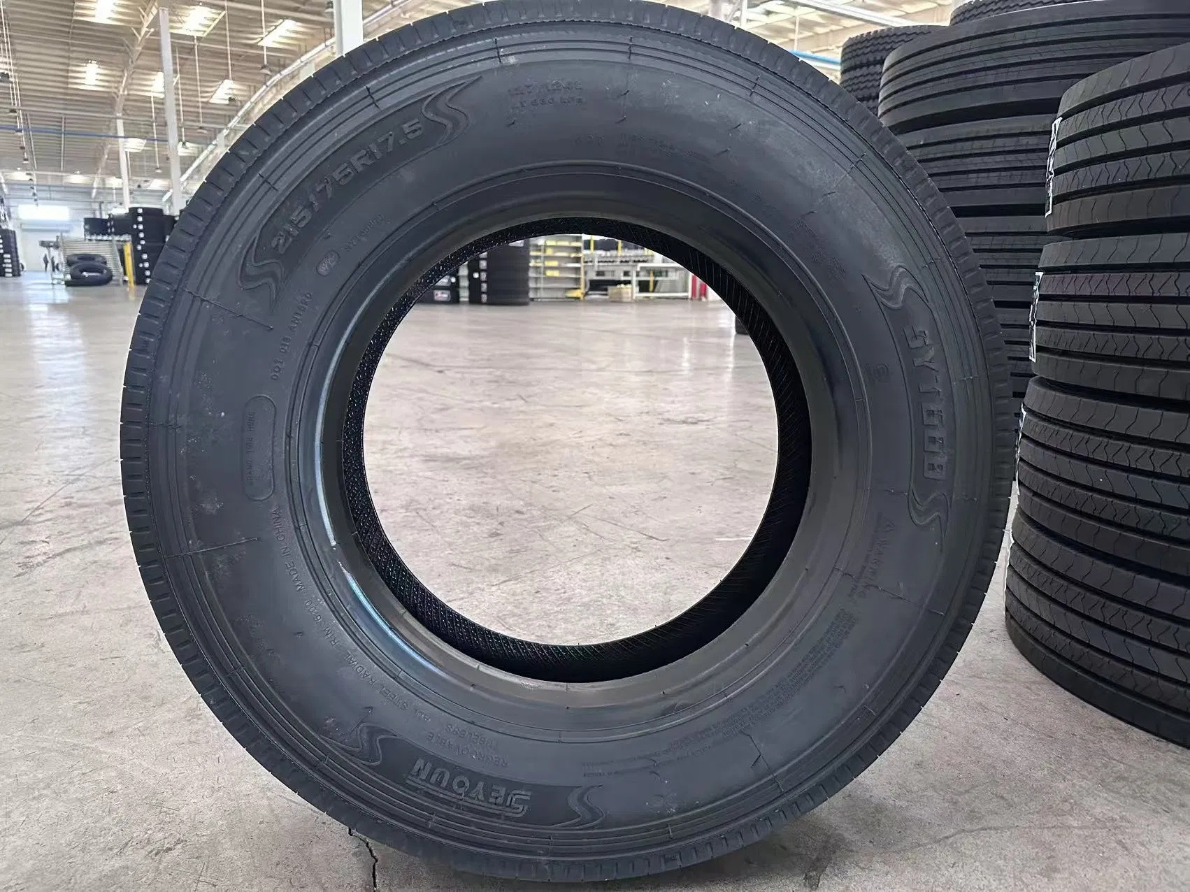 Truck Tyre 215/75r17.5 Block Pattern