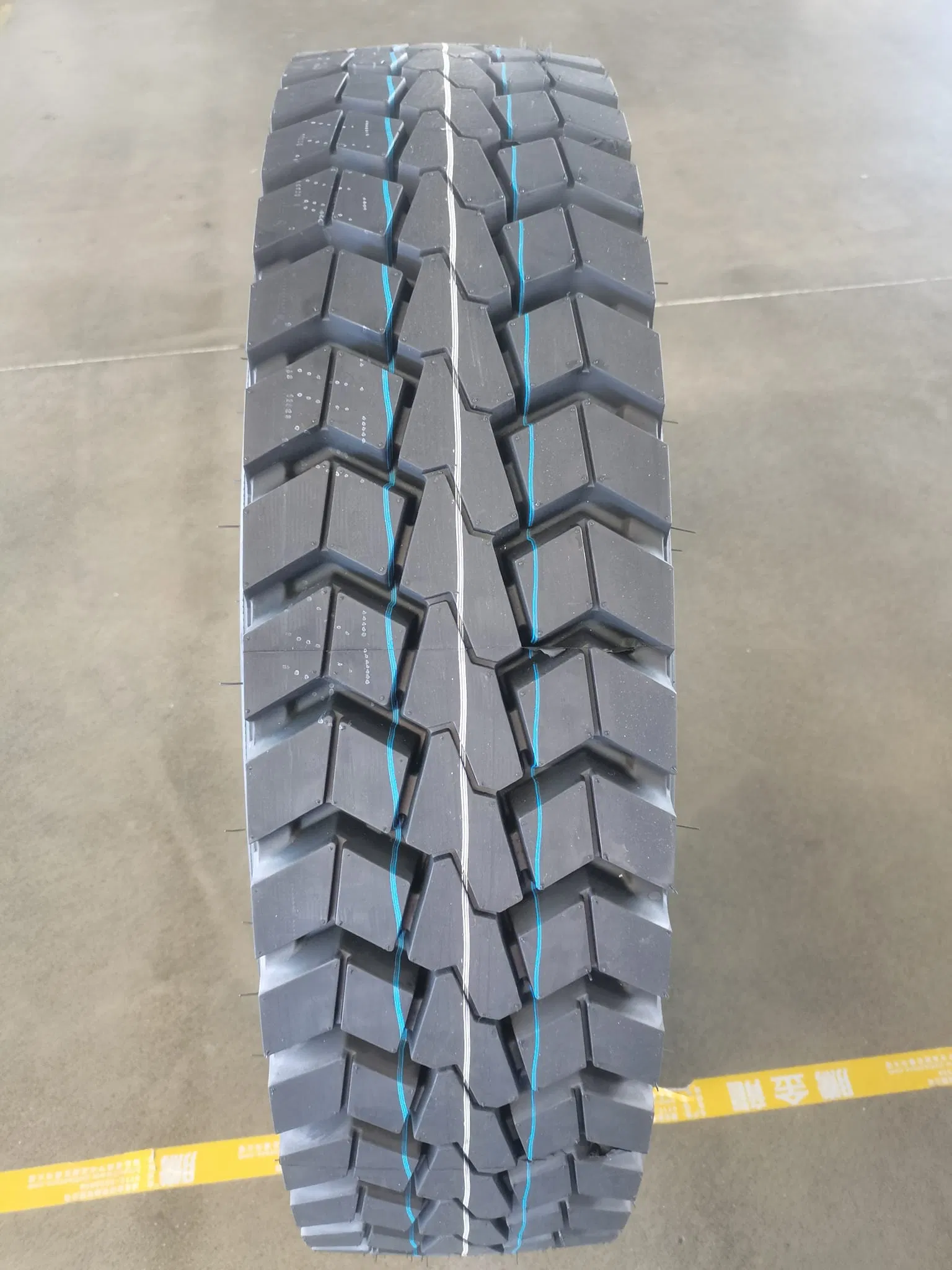 Durable Anti-Overloading Truck Tires 245/70r19.5 for Heavy Loads