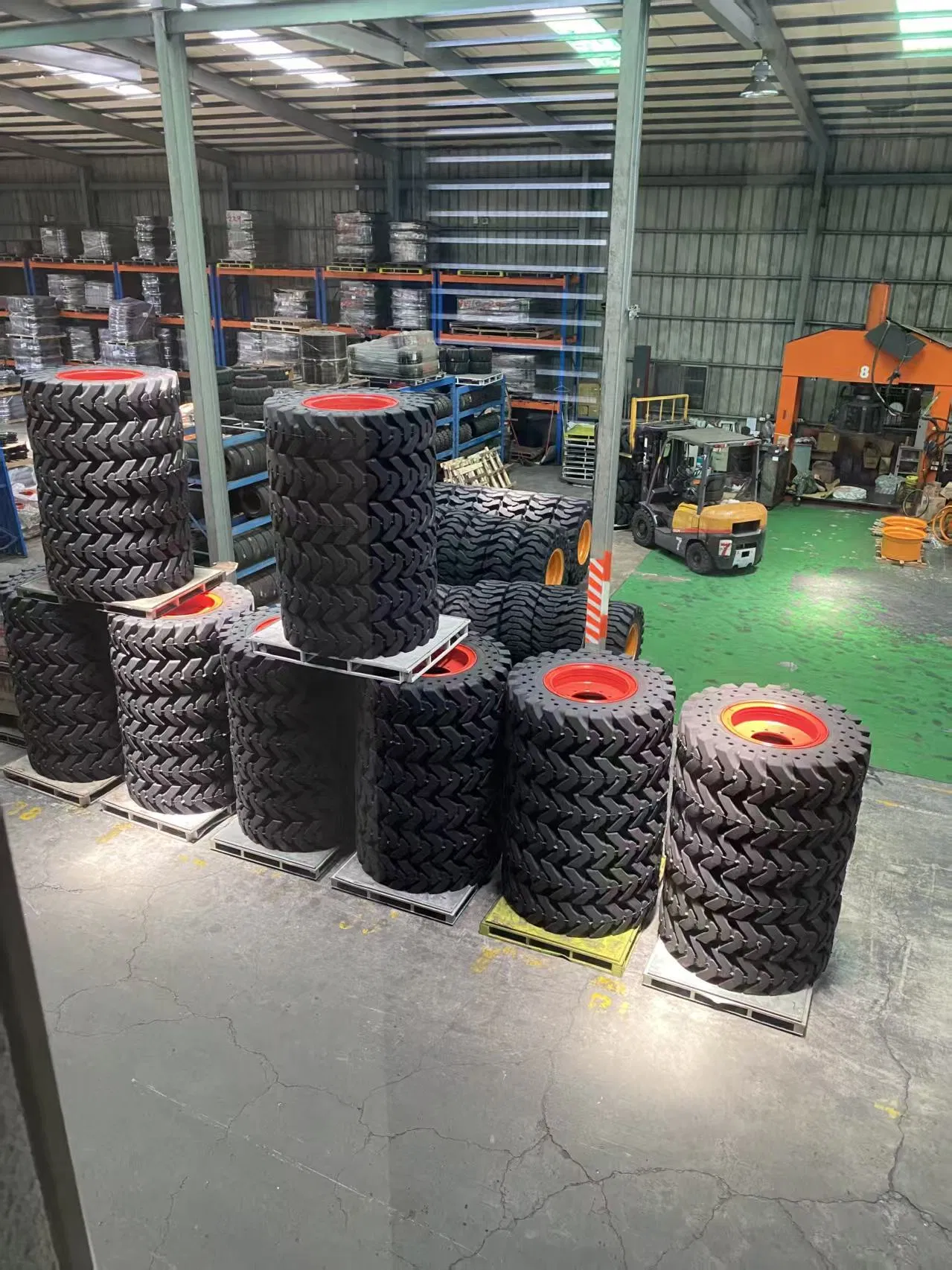 Цельная шина 14.00-24 для телескопического погрузчика