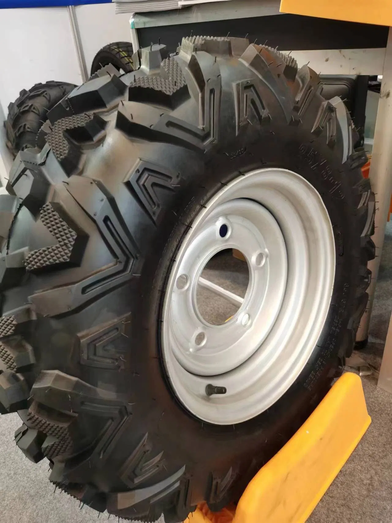 25X8-12 High-Performance Tubeless ATV Tire/Wheel/Tyre with DOT/CE/ISO9001