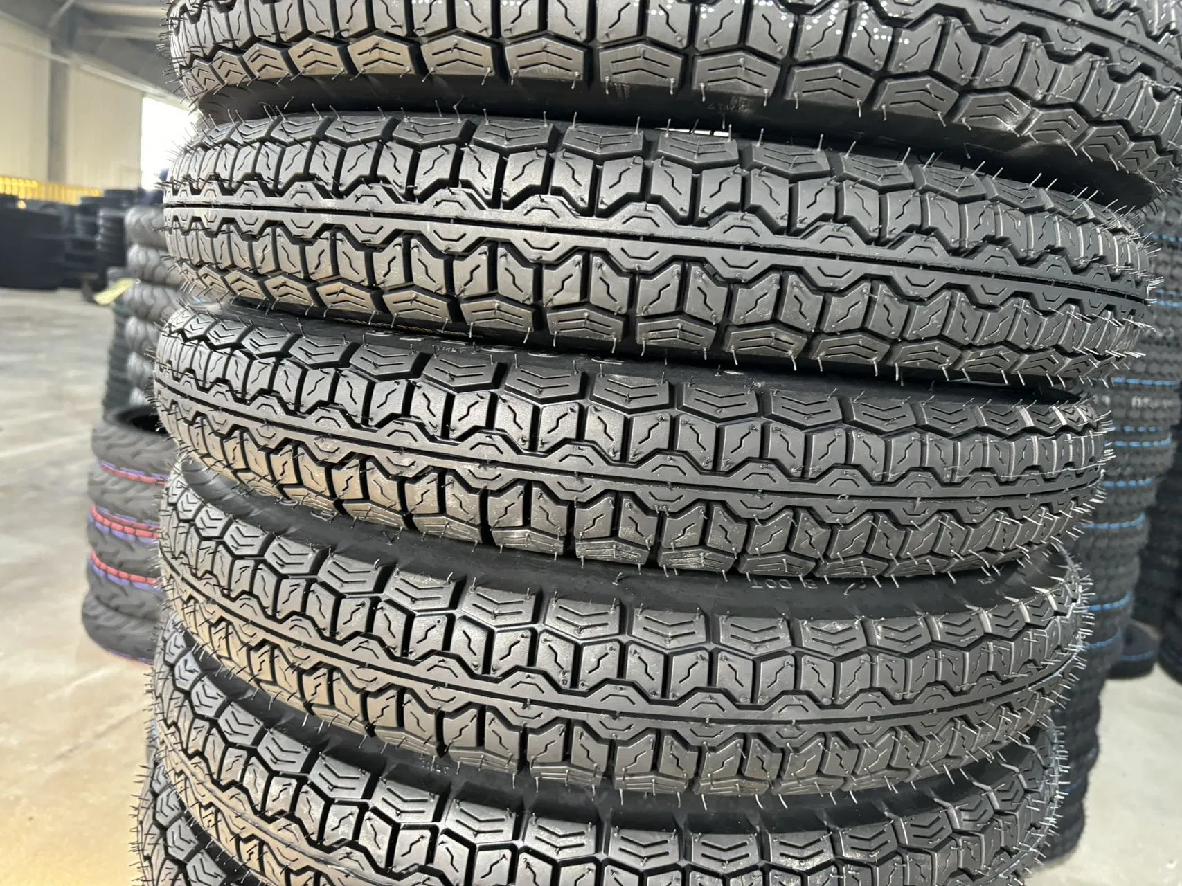 Шина мотоциклетная внедорожная бескамерная 2.75-18