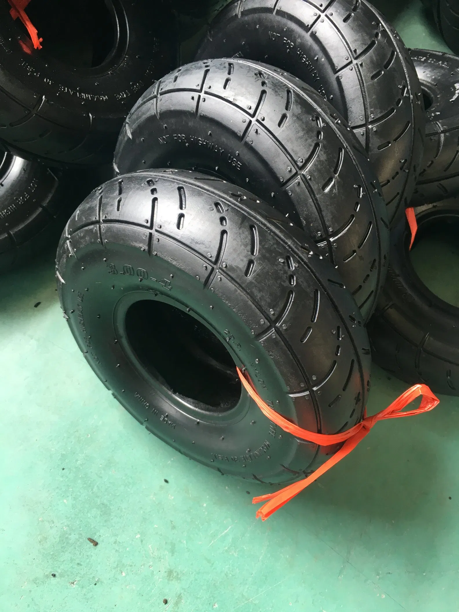 Зеленая шина для тачки 4.80/4.00-8 с сертификатами