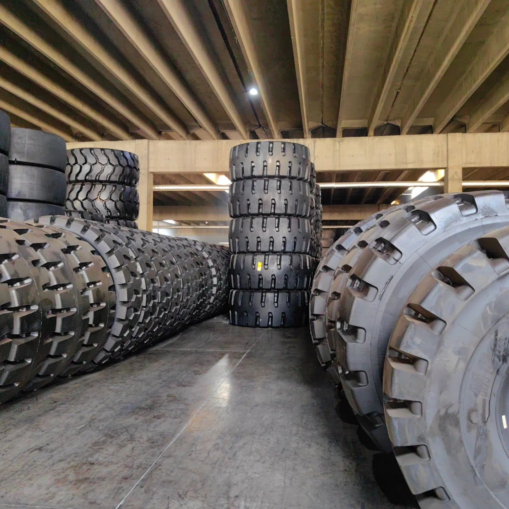 Giant Mine Tire L5 35/65r33 45/65r45 45/65-45 OTR Loader Tyre 40.00r57 Price