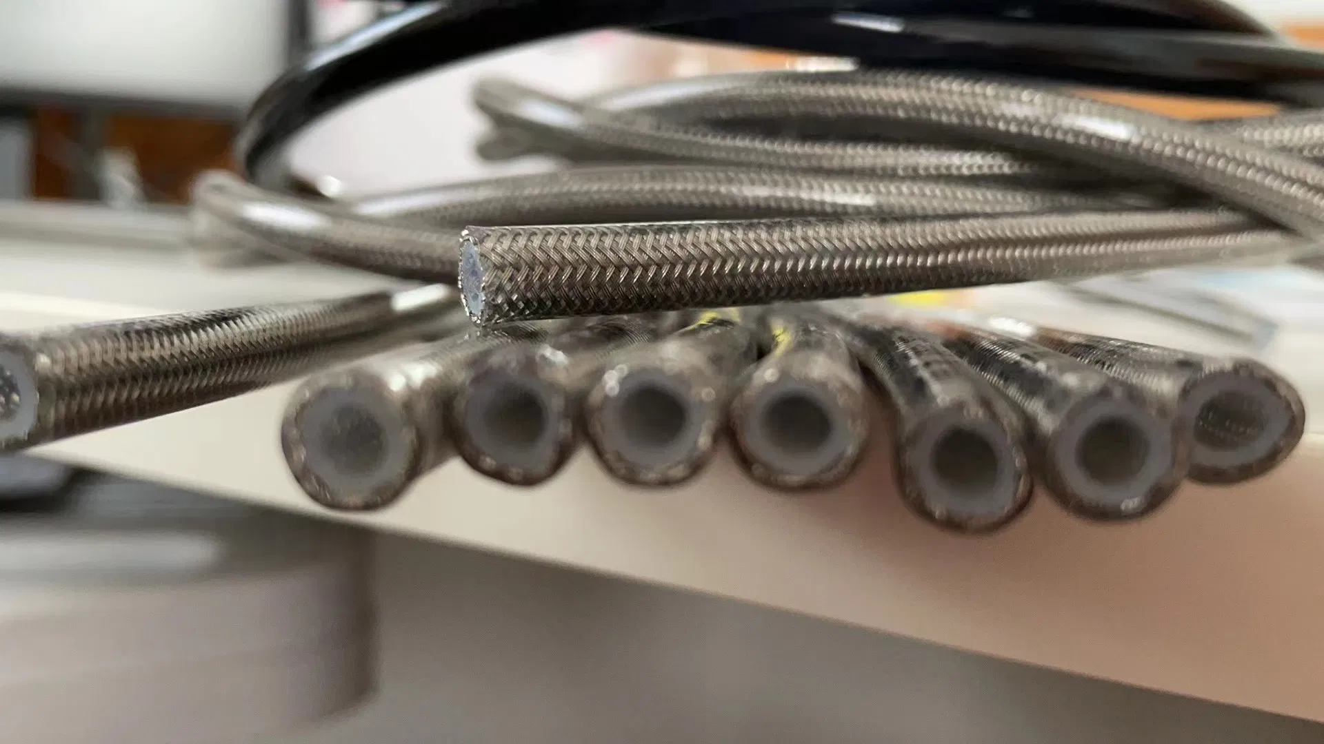 Тормозной шланг PTFE в стальной оплетке SAE J1401