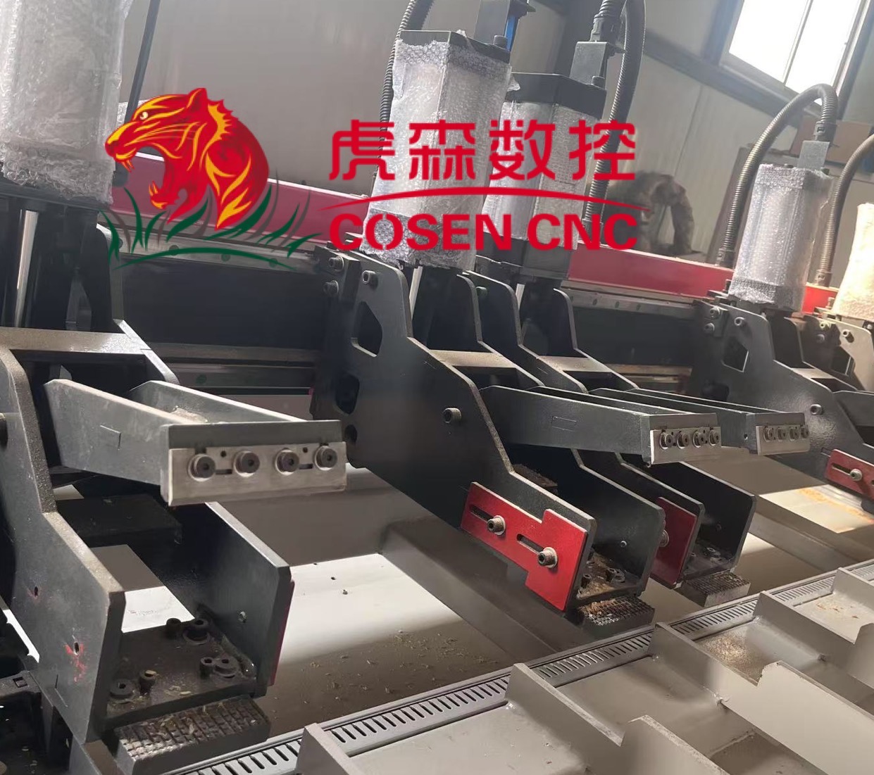 Надежная ленточная пила CNC с интегрированным фрезерованием и сверлением для различных материалов