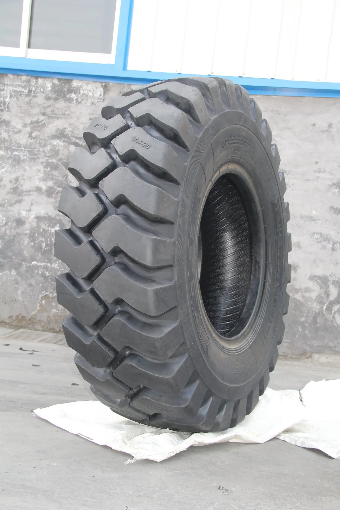 OTR Tyre 17.5-25 Low Price Nylon Tire