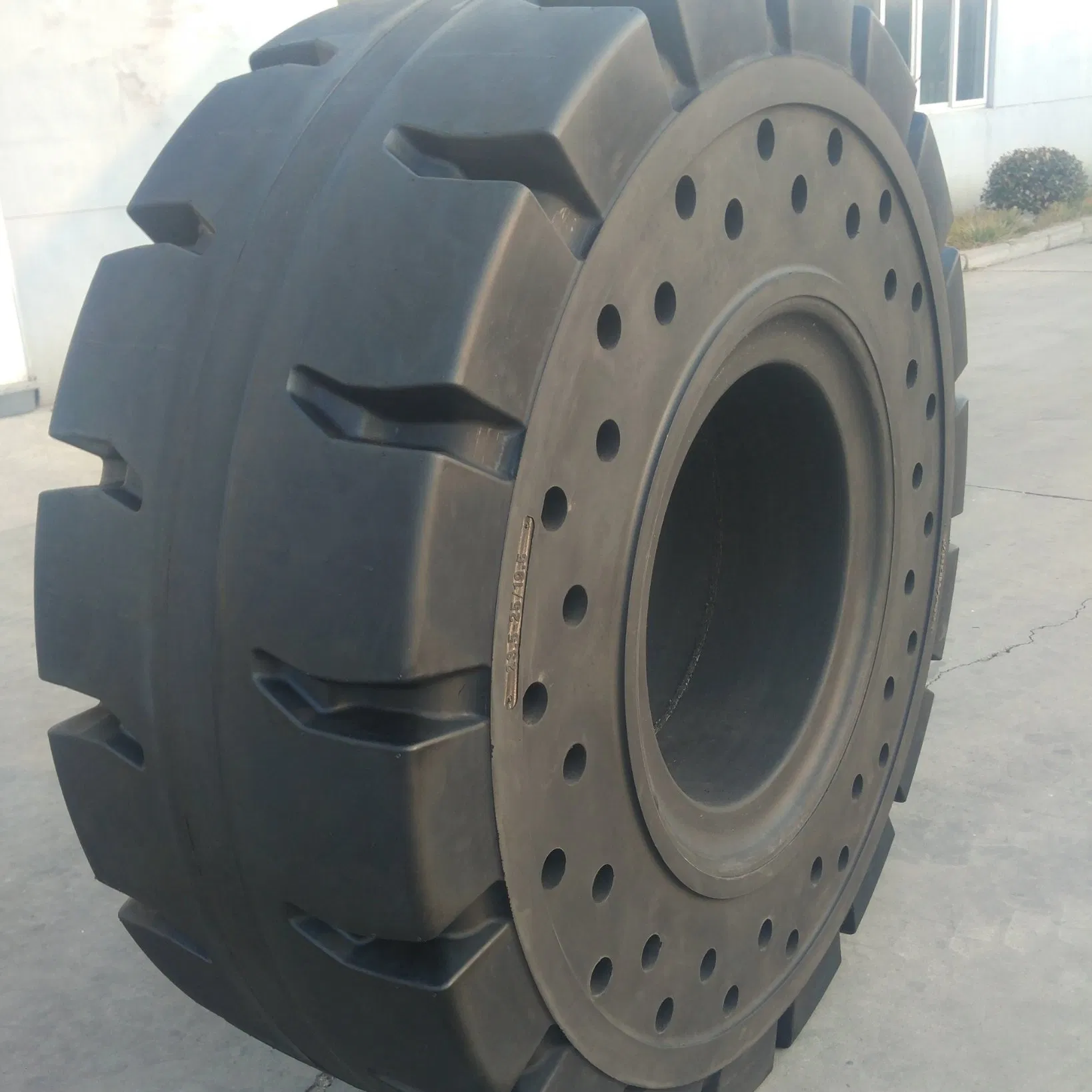 23.5-25 Industrial Forklift Mining Truck Wheel Loader Solid off Road Resilient OTR Solid Tyre Tire