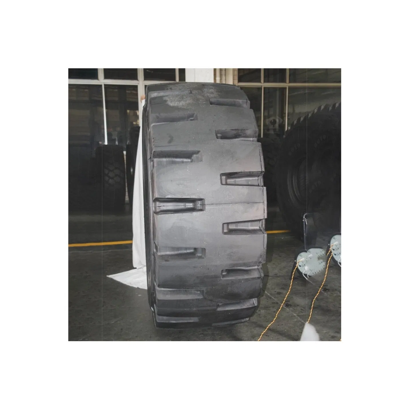 China Products/Suppliers FF-The-Road Tyre Solid 17.5-25 for Dumpers Grader Tyre of OTR Tire Industrial Tyre Solid Tyre