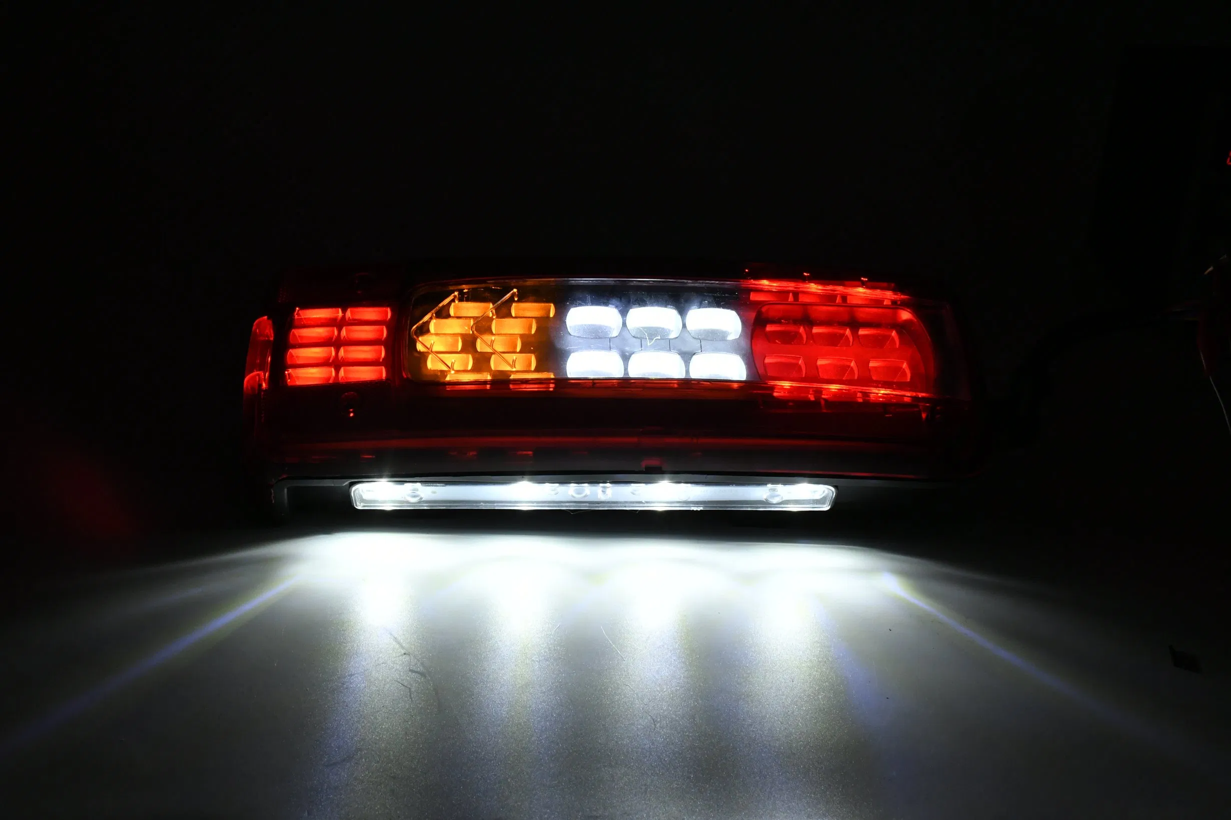 Универсальные задние фонари LED для авто с габаритами