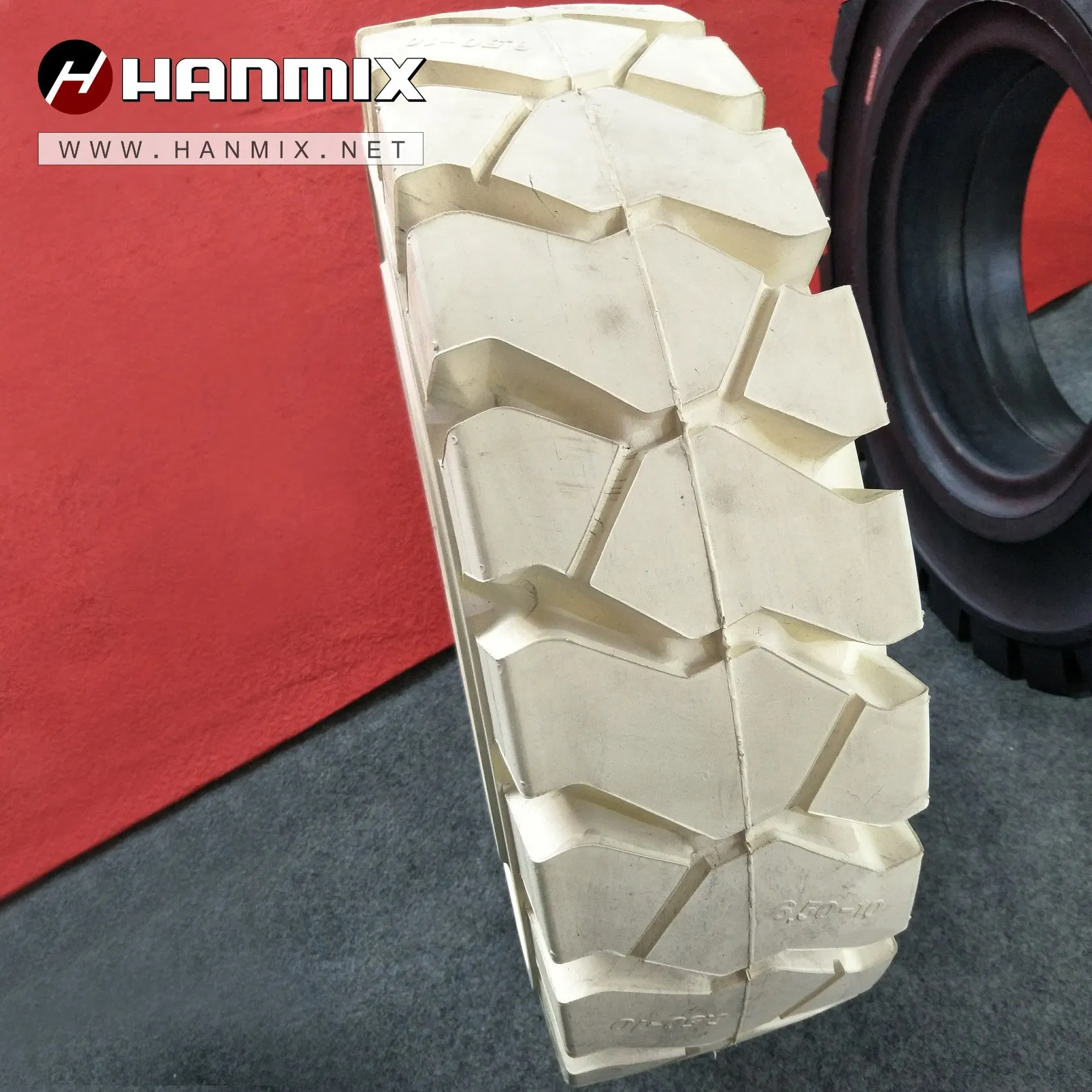 Цельная шина для погрузчика Hanmix RF-555