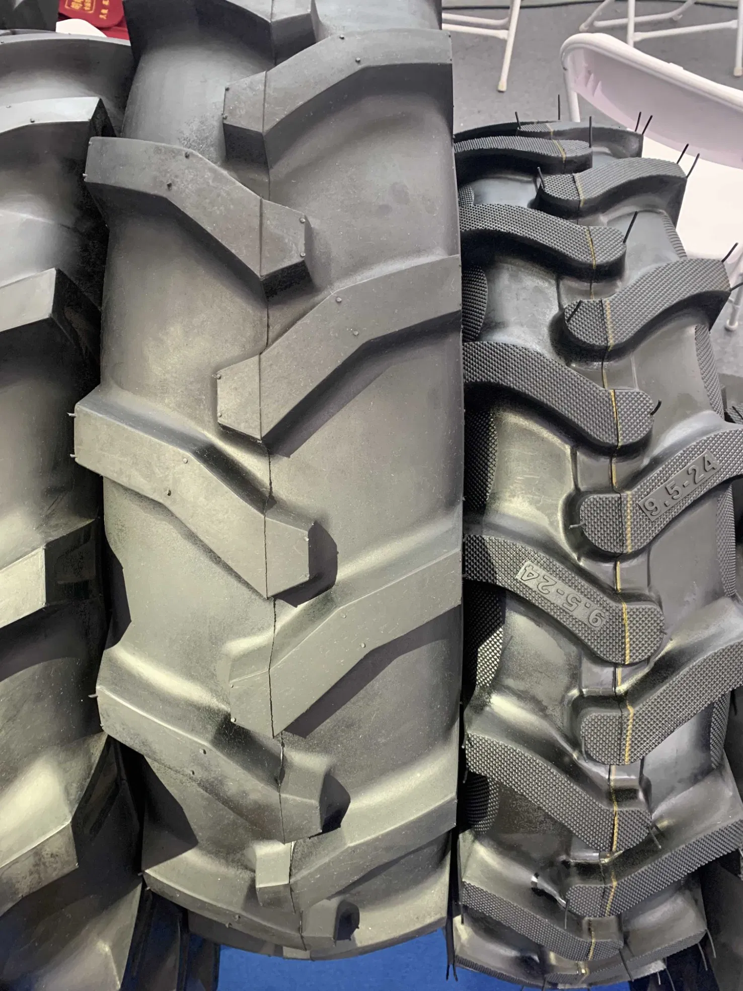 Radial Tubeless Tractor AG Tyre 480/80r50 280/85r24 320/85r24 340/85r24 380/85r24 420/85r24 with Long Time Warranty