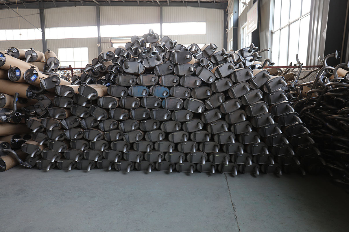 Задний глушитель автомобиля с эффектом шумоподавления