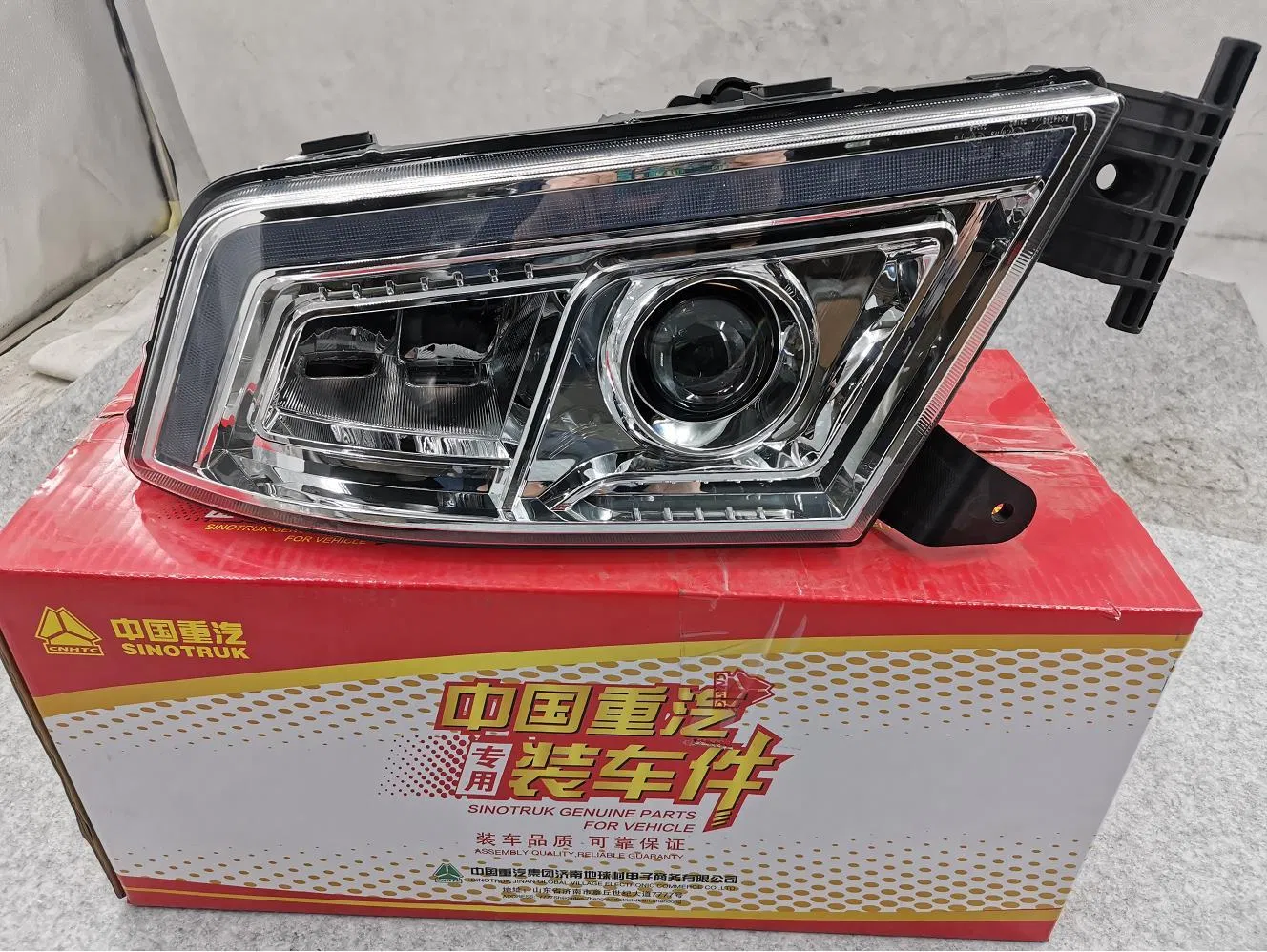 Фара правая LED для Sinotruk HOWO Sitrak Styer (812W25101-6022)