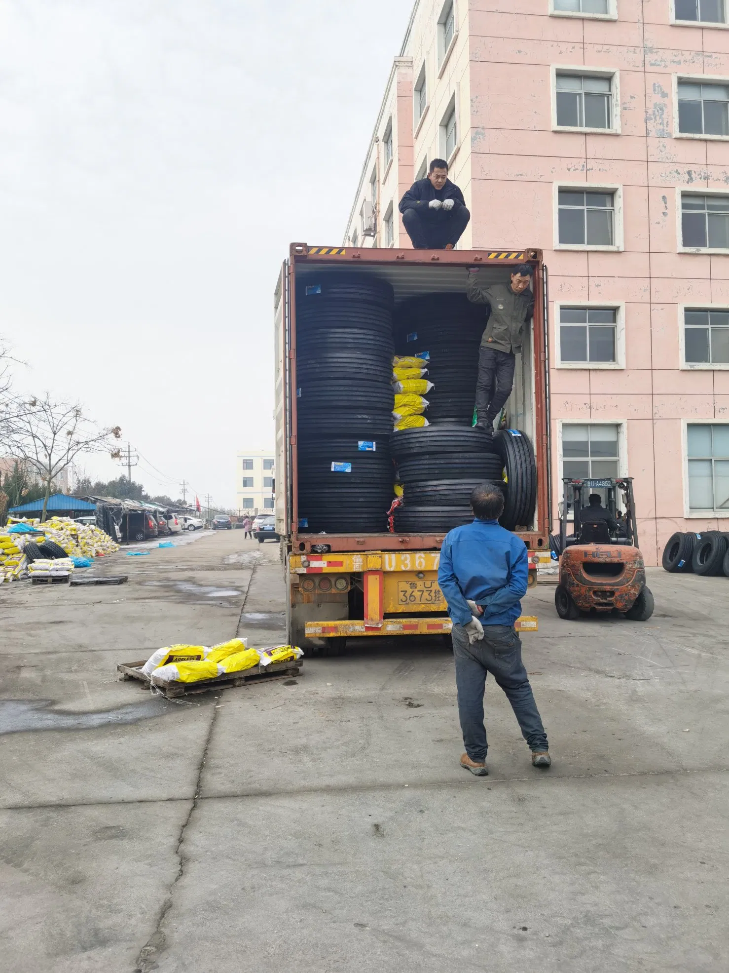 China Factory Cheap Radial Truck Bus Tire TBR /Car Tire PCR /off Road Tire for OTR/Industrial Ind/Agricultural Tractor/Agr/Pneumatic Solid Forklift