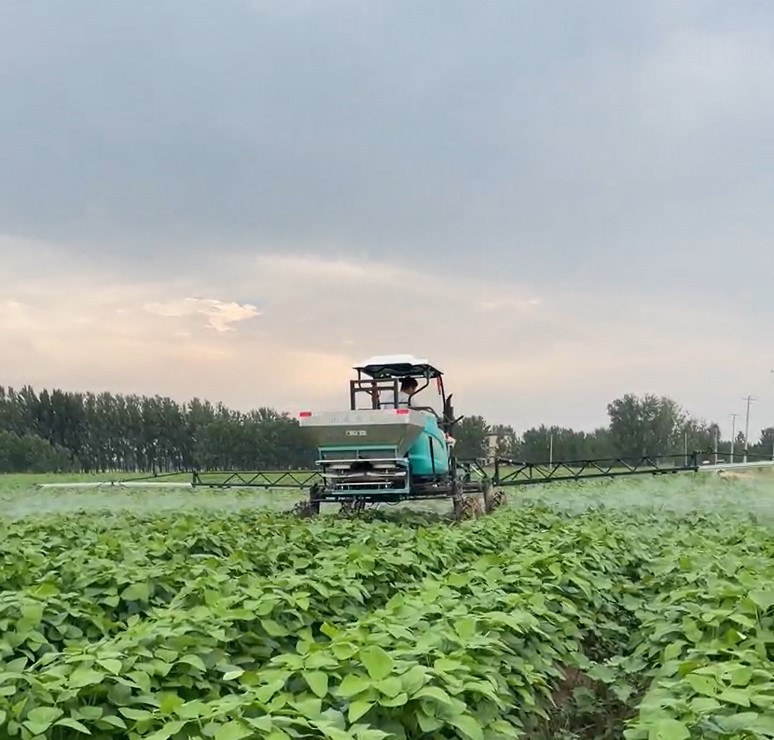 Самоходный штанговый опрыскиватель YUHE 600 л