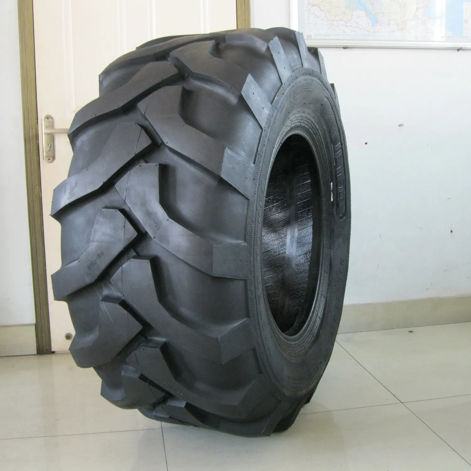 21L-24 Backhoe Loader Tire R-4 for Construction and Industrial Use with ISO Certification
