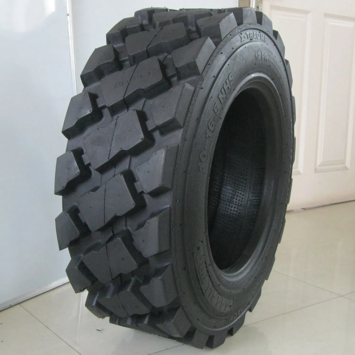 Durable 10-16.5 Sks-7 Skid Steer Loader Tire for Heavy Duty Applications