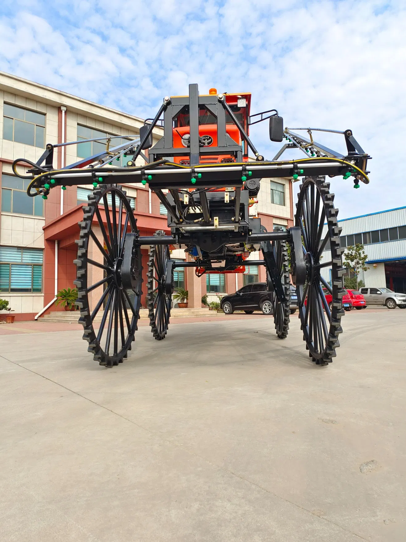 Самоходный штанговый опрыскиватель-разбрасыватель 800 л