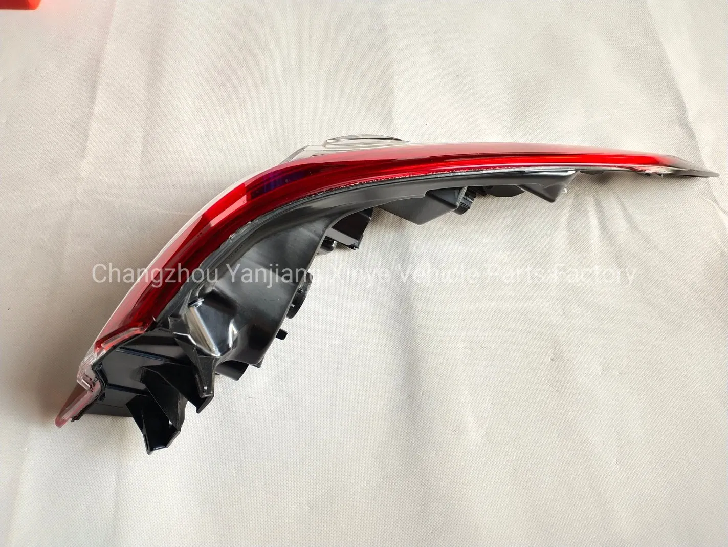 Tyj Factory Wholesale Auto Body Kits Rearlights Backlights Tail Lamp Outer Se for Camry 2018 USA Se Xse