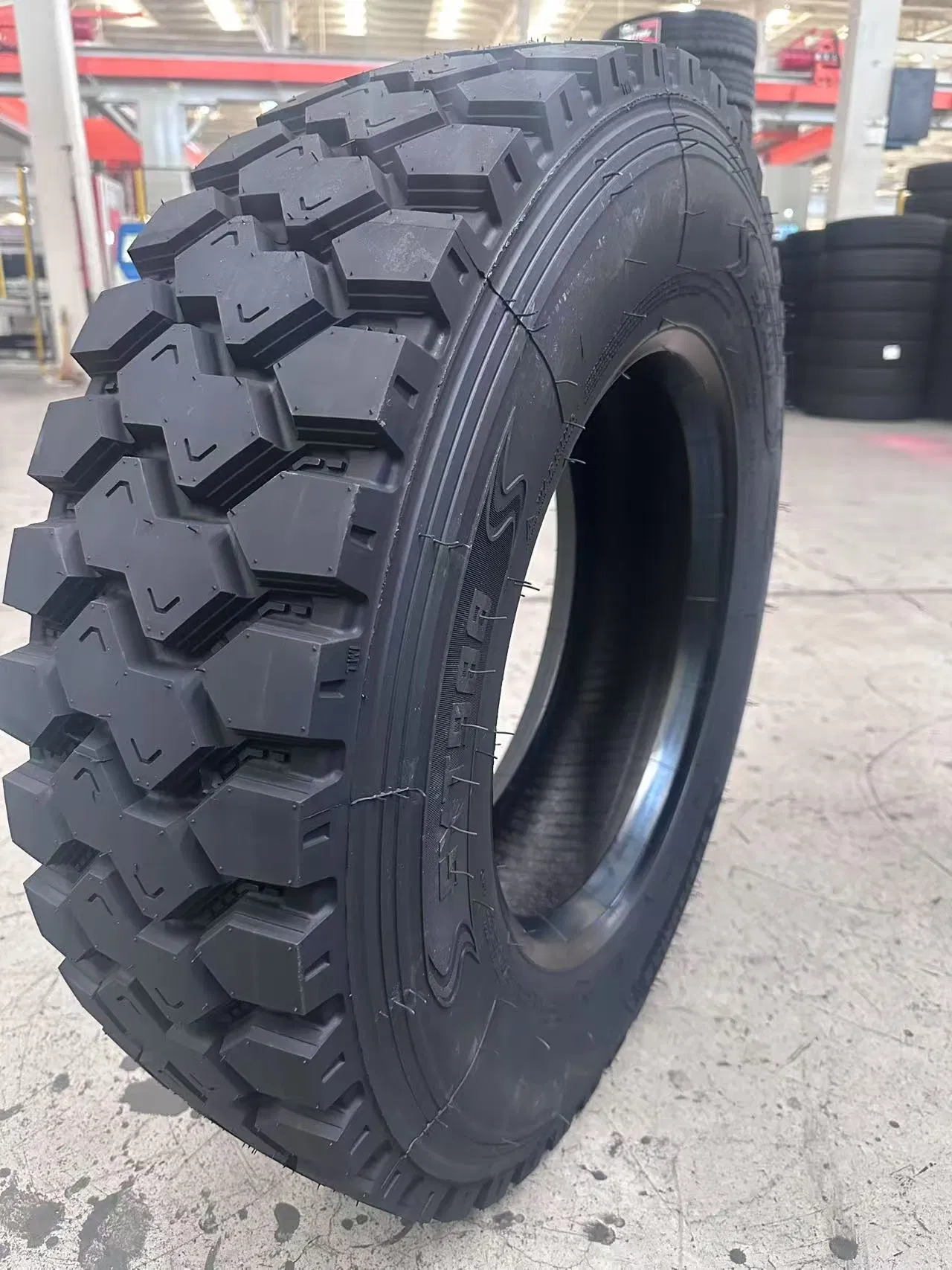 Truck Tyre 215/75r17.5 Block Pattern