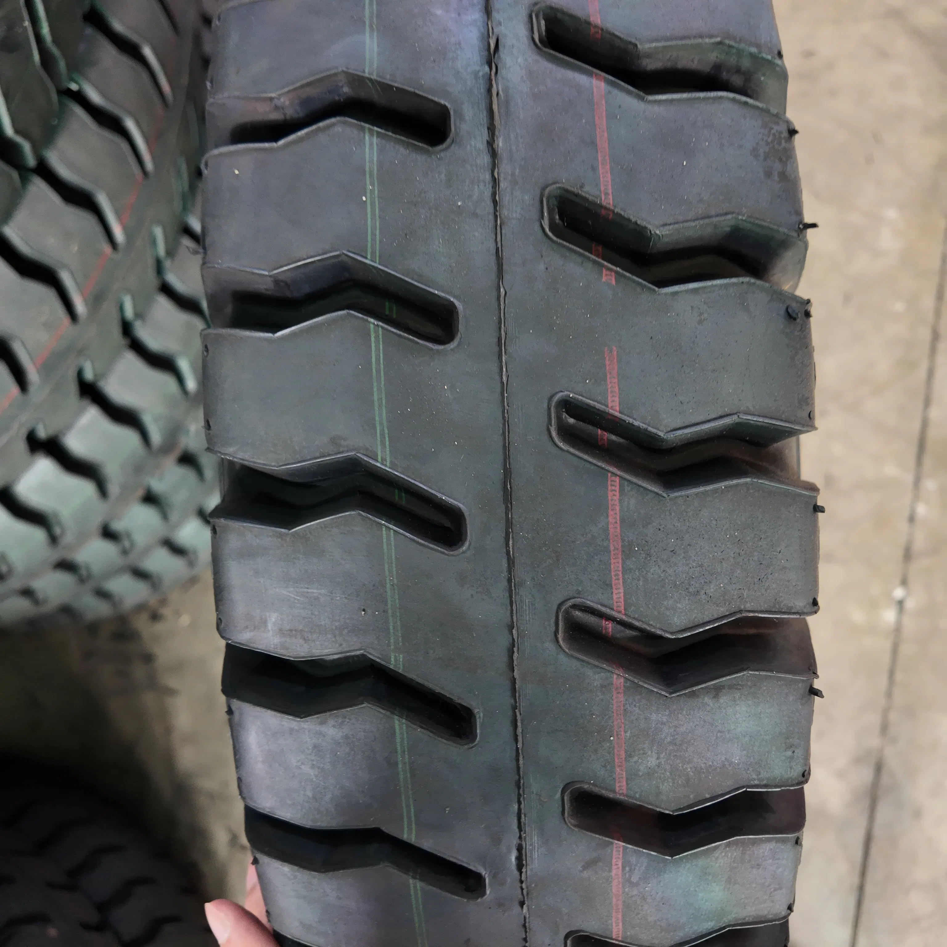 Durable Industrial Radial Tire 12.5/80-18-12PR for Road Graders