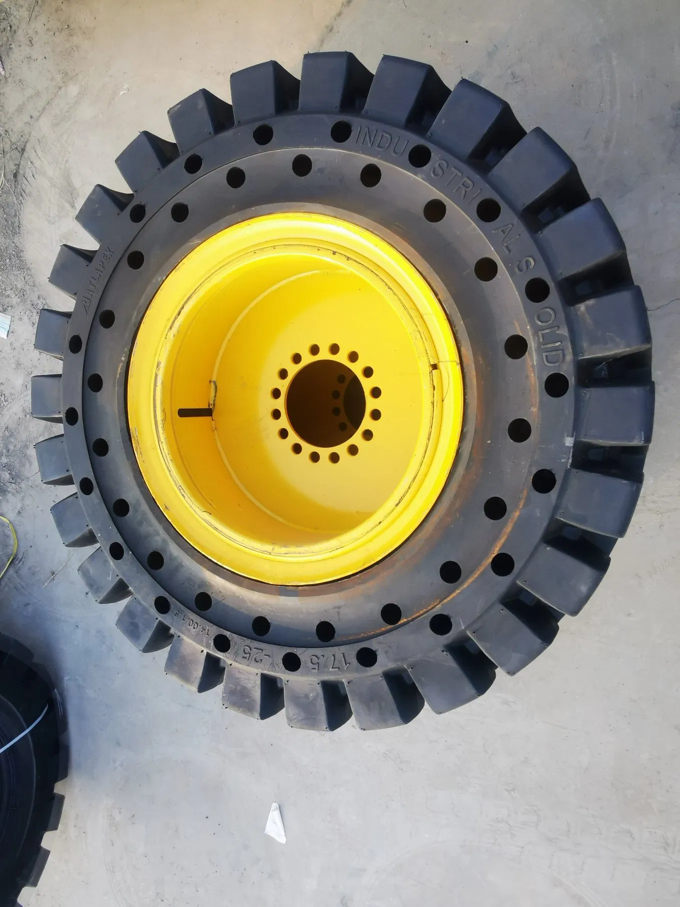 23.5-25 Industrial Forklift Mining Truck Wheel Loader Solid off Road Resilient OTR Solid Tyre Tire