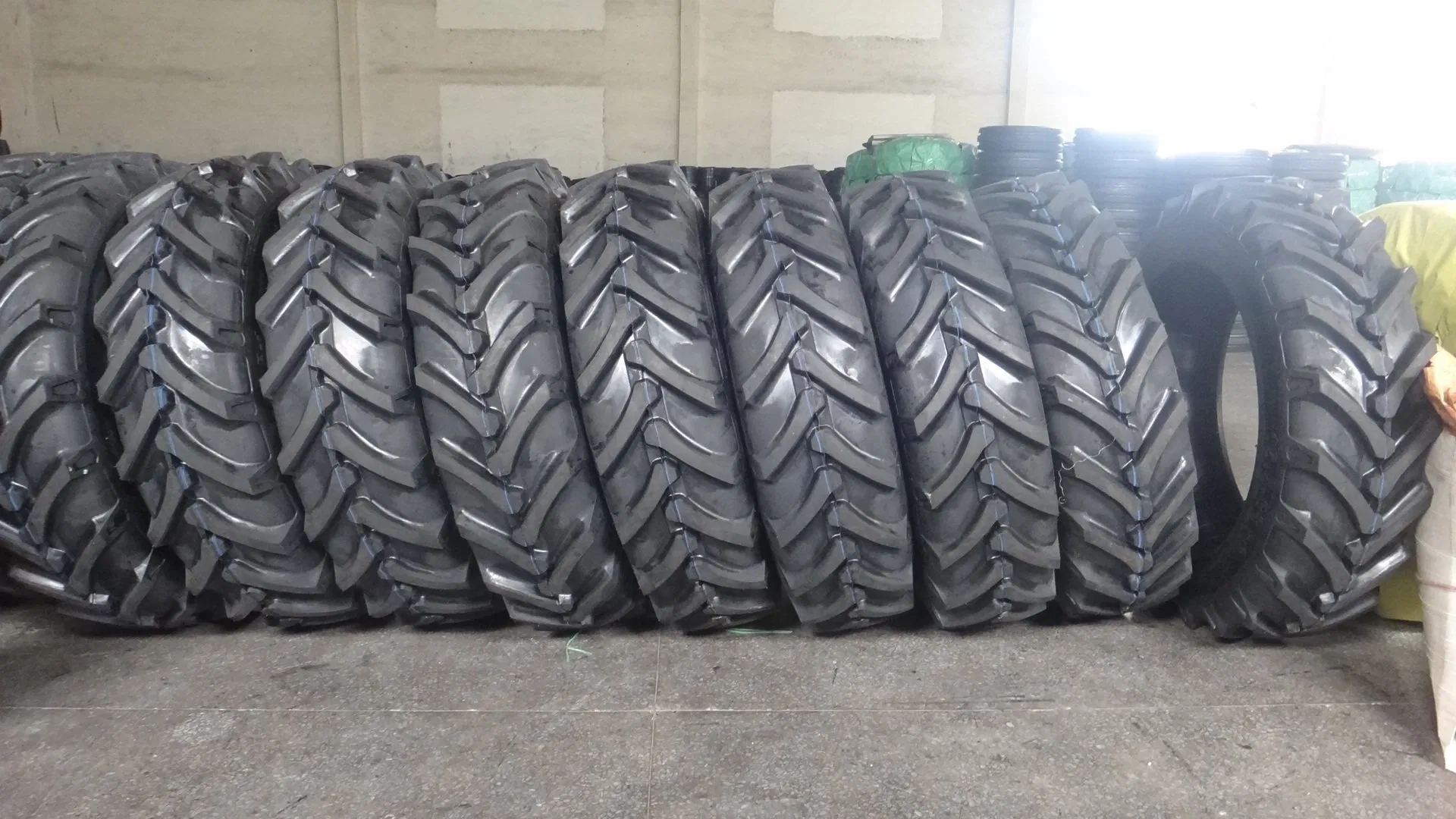 High Performance Radial Agricultural Tire for Combine Harvest Tractor Big Trailer Tyre 800/65r32 30.5lr32 R1