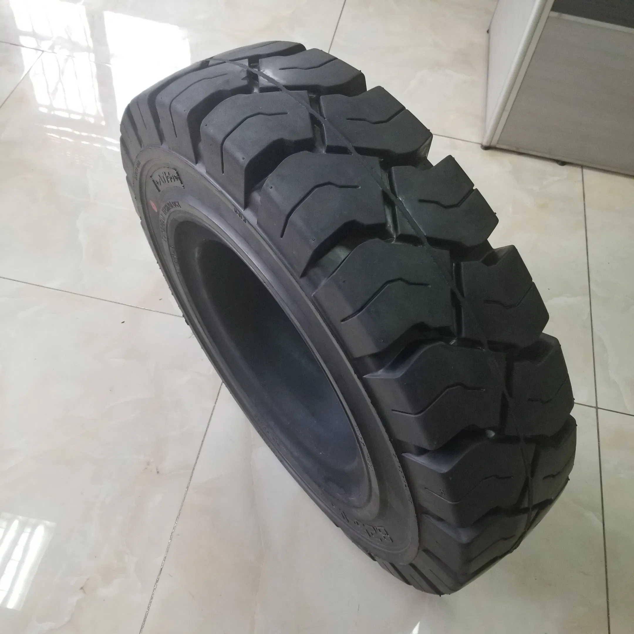 Шина цельнолитая Anygo XZ18 для погрузчиков