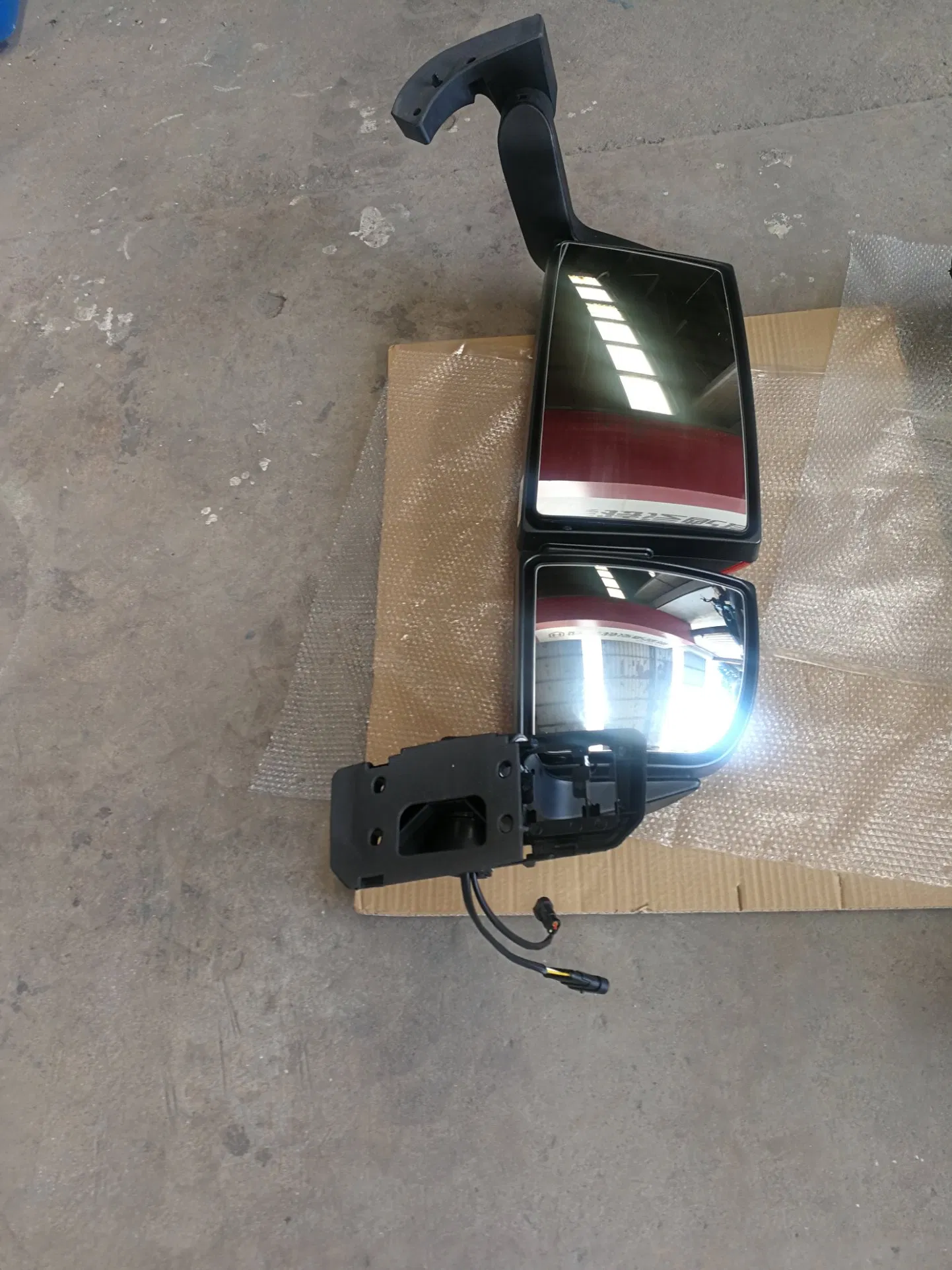 Wg1664778081 Sinotruk HOWO T7h Left Rearview Mirror Assembly