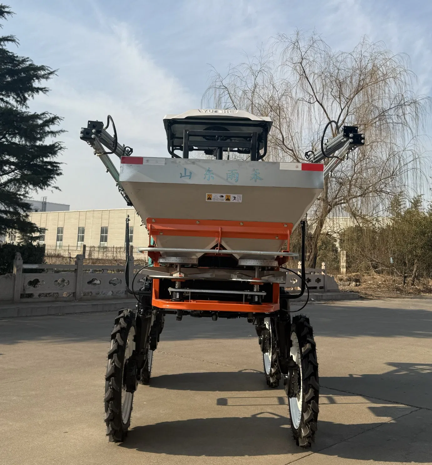 Самоходный опрыскиватель-распылитель YUHE 1000 л
