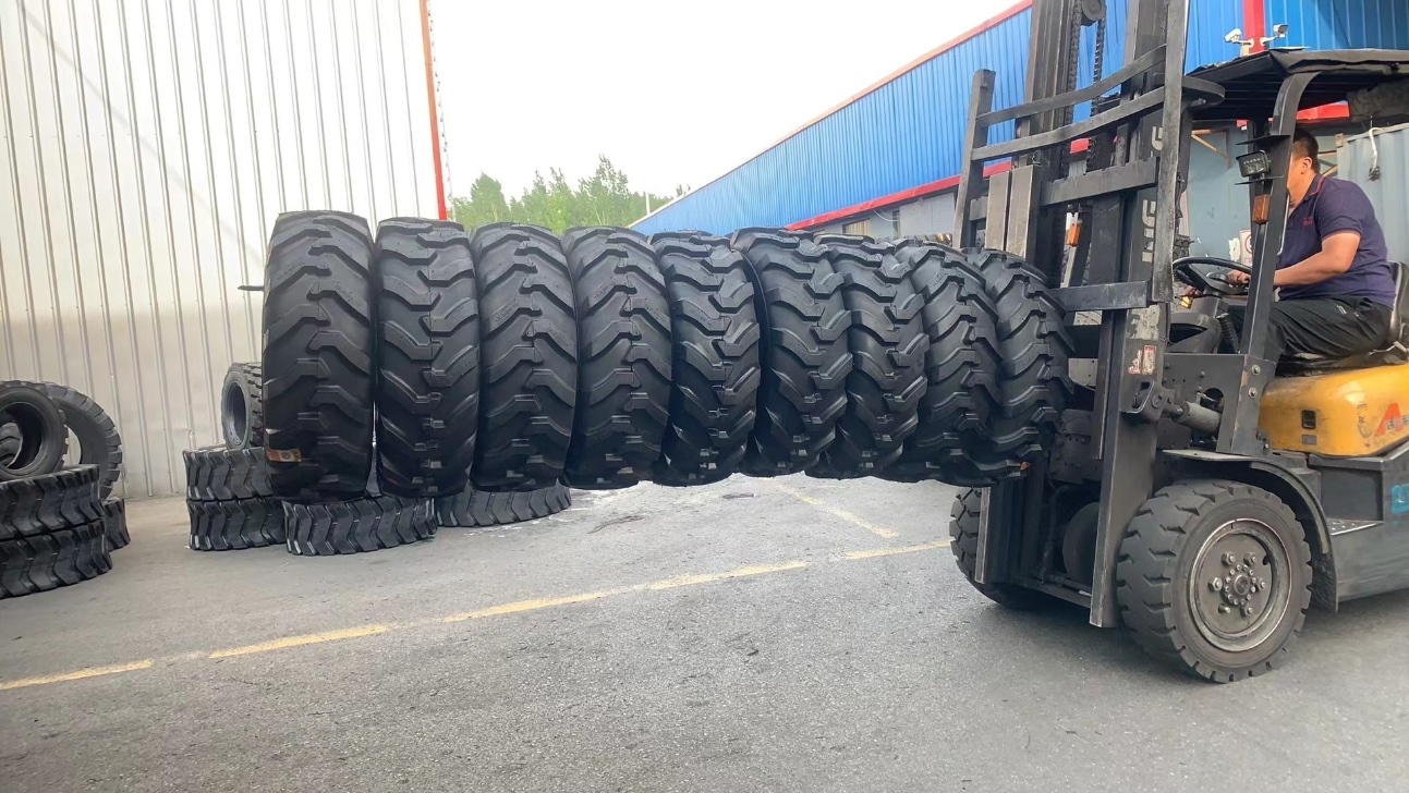 Шина 12.5/80-18 для погрузчика-экскаватора