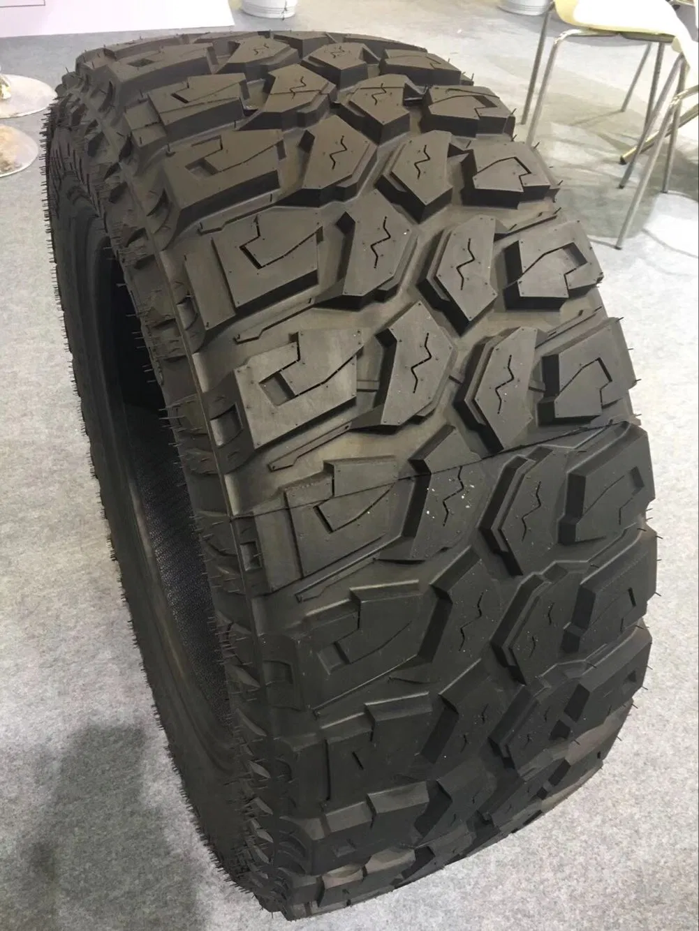 Pneumatic Natural Rubber Minging Big Block Pattern Commercial Dump Truck Tyre for Export Sale 14.00r20 8.25r16 245/70r19.5 385/55r22.5