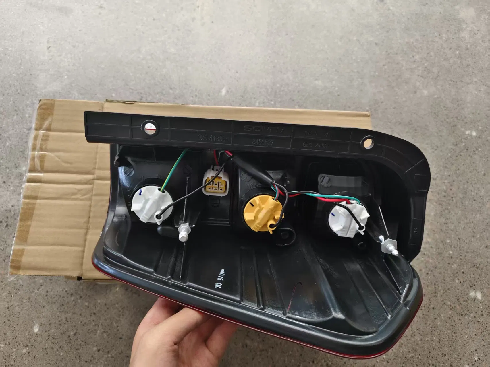 Car Accessory Left Taillight Assembly EQ100 Baojun Yunduo 24322278