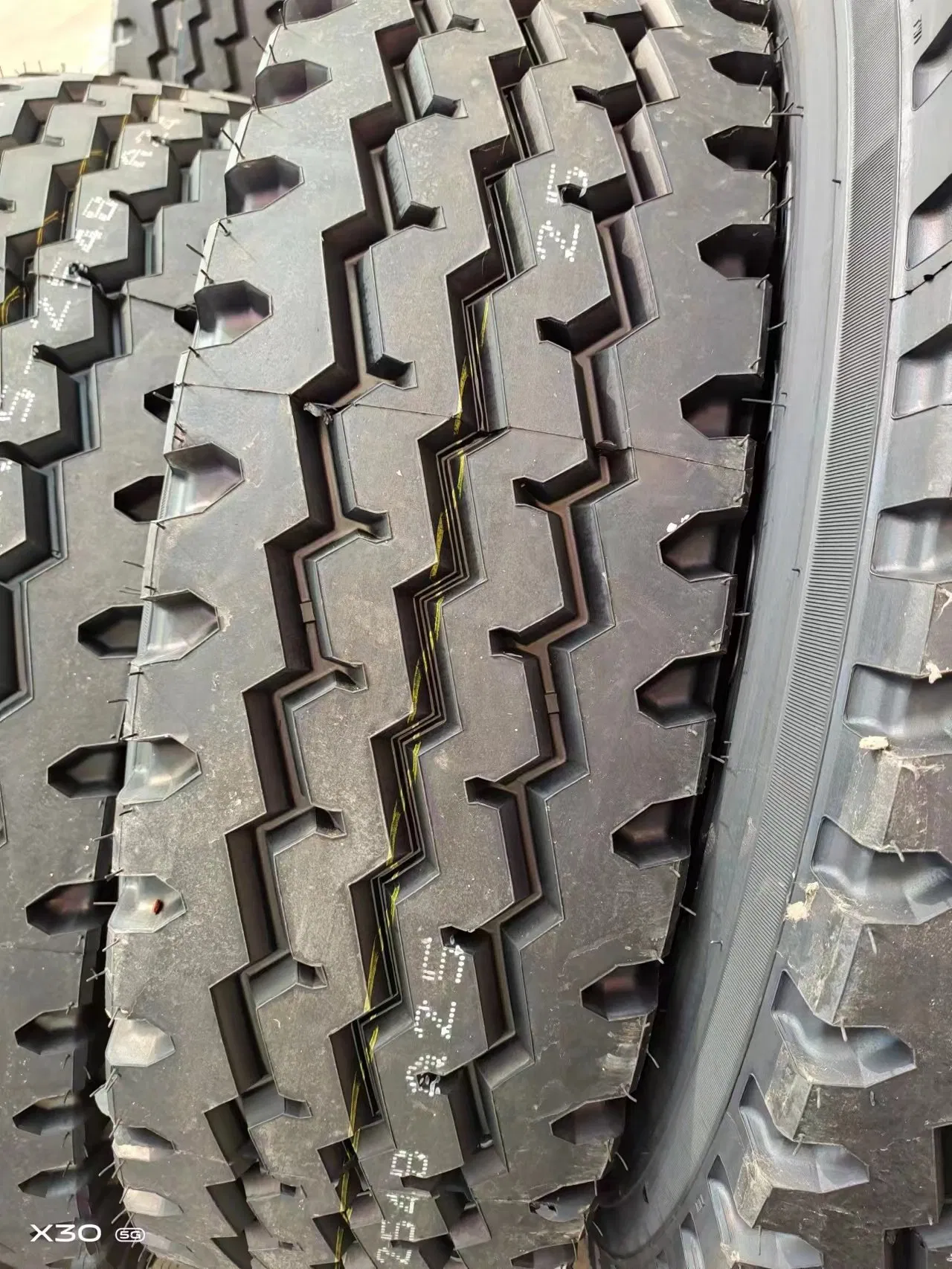 Bus and Truck Radial Tire with Many Model Sizes 12.00r24, 11r22.5, 295/80r22.5, 315/80r22.5, 385/85r22.5