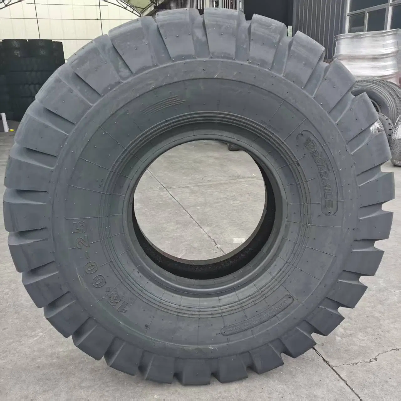 Dump Truck Tire for Coal Mining 1800-25 23.5-25 L3 Loader Tire with Butyl Inner Tube