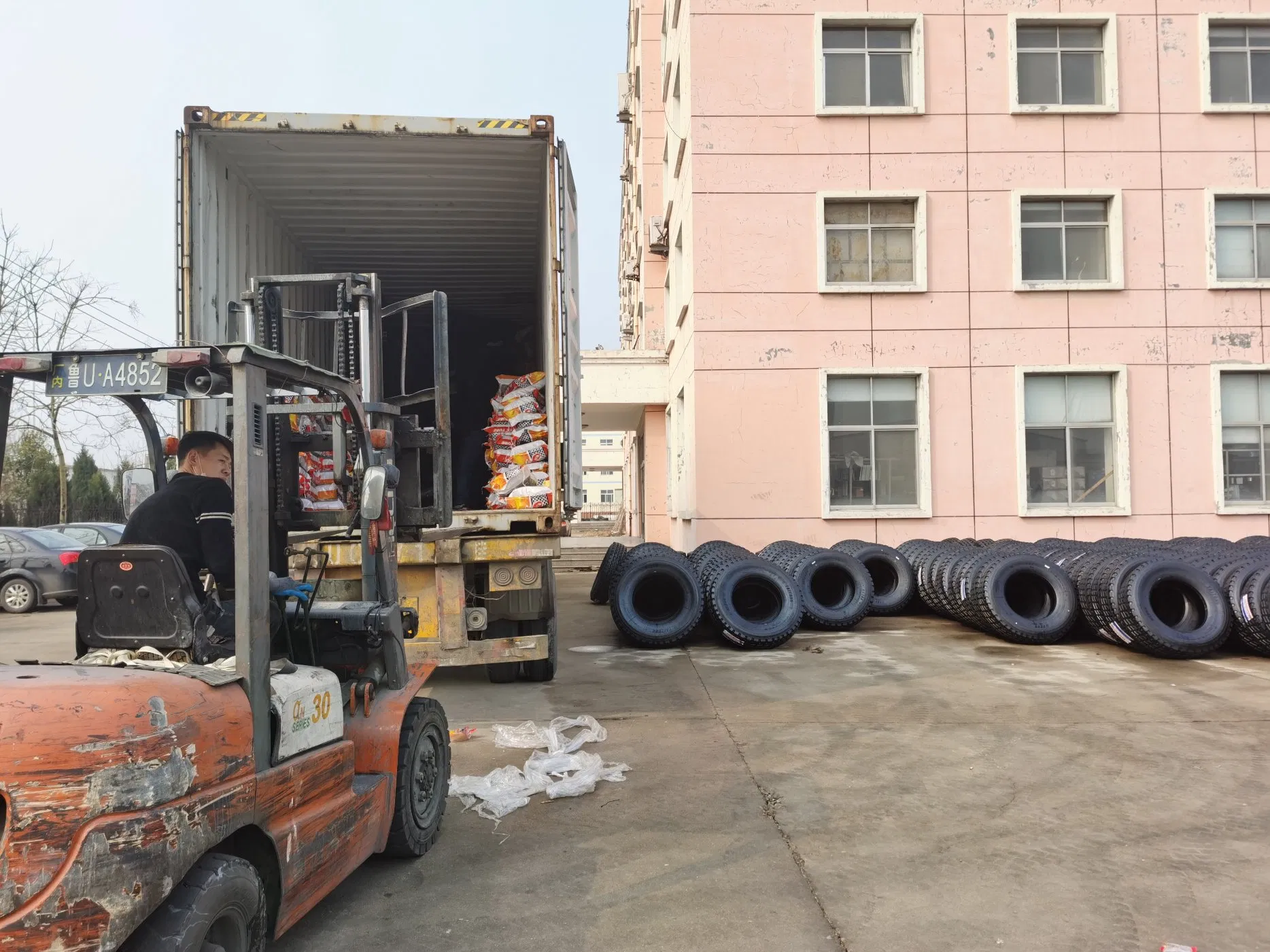 High Quality Chinese TBR/PCR/OTR/Truck Tire/Tyre for Radial/Bus 1000r20