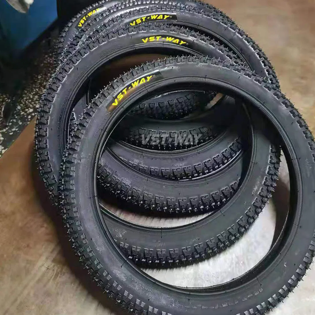 Внутренняя камера для велосипеда 24x1 3/8, черная