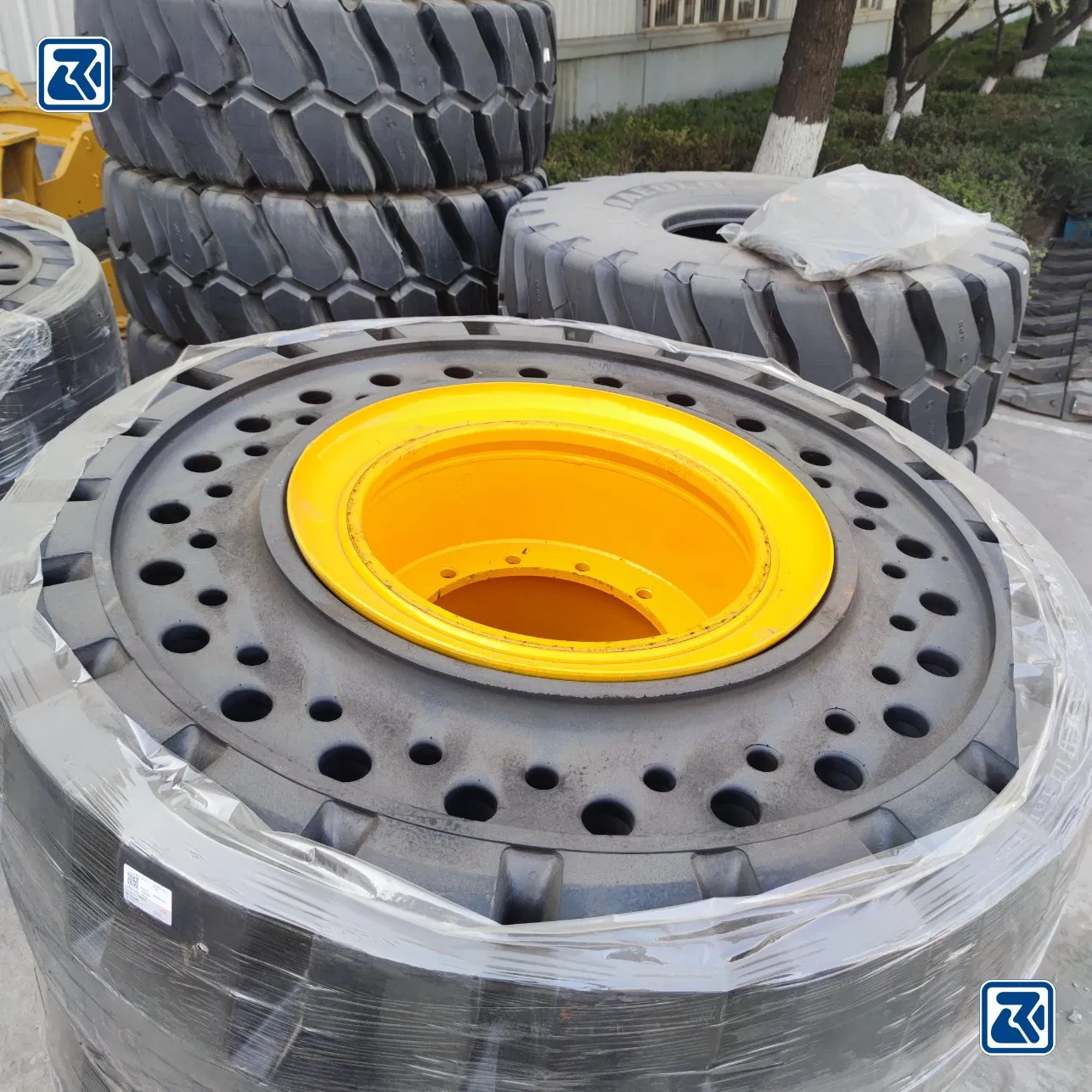 Chinese Solid Tyre 23.5-25 17.5-25 26.5-25 Truck and Machines Tires for Sale