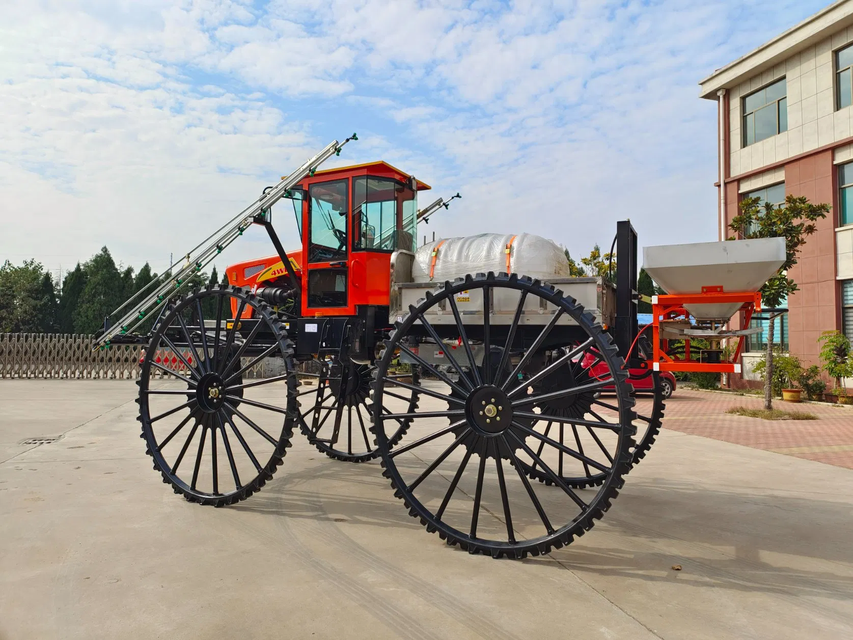 Самоходный штанговый опрыскиватель-разбрасыватель 800 л