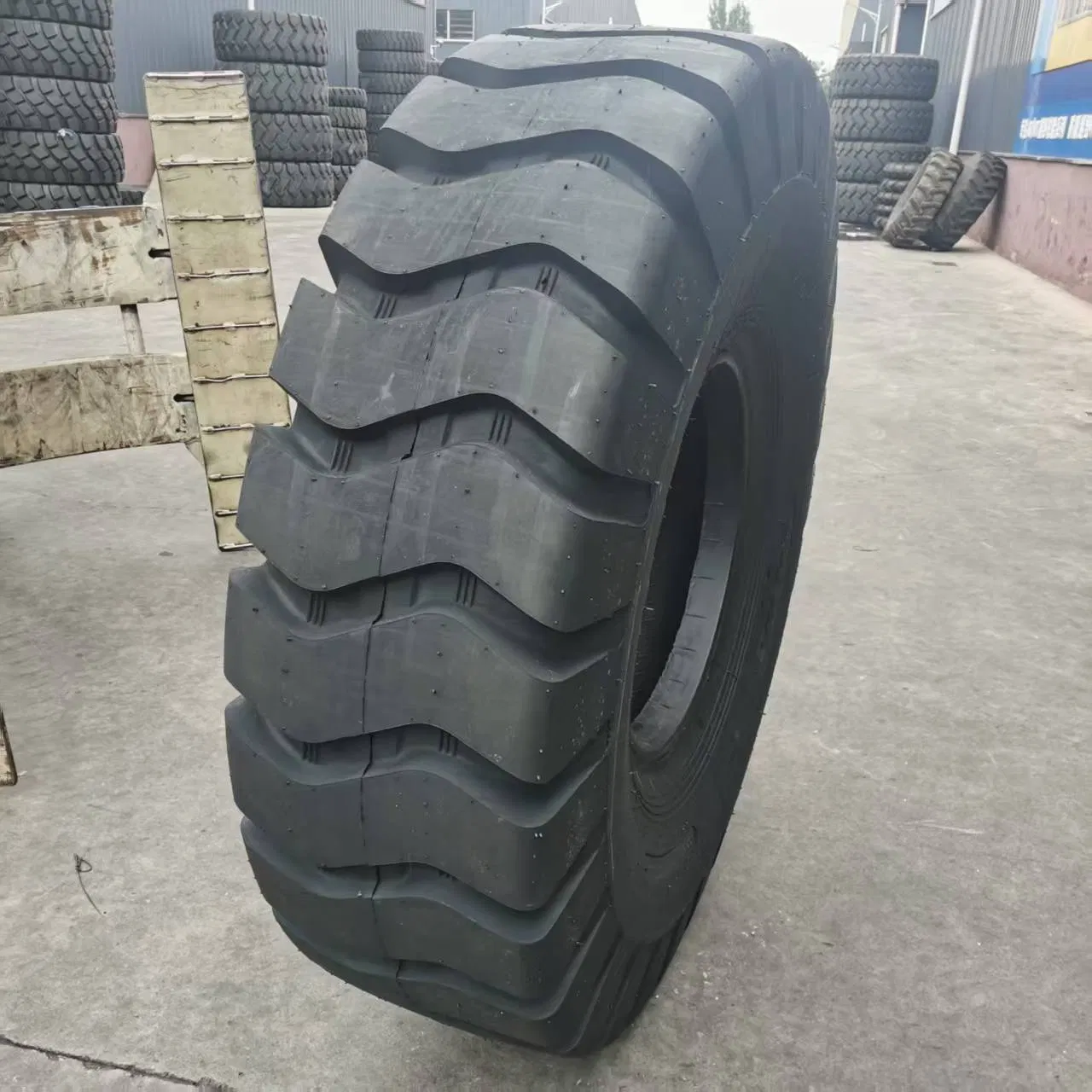 Dump Truck Tire for Coal Mining 1800-25 23.5-25 L3 Loader Tire with Butyl Inner Tube