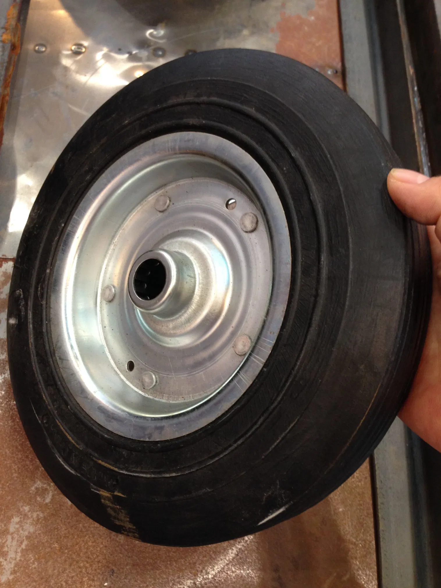 Цельная резиновая колесная шина для тачки