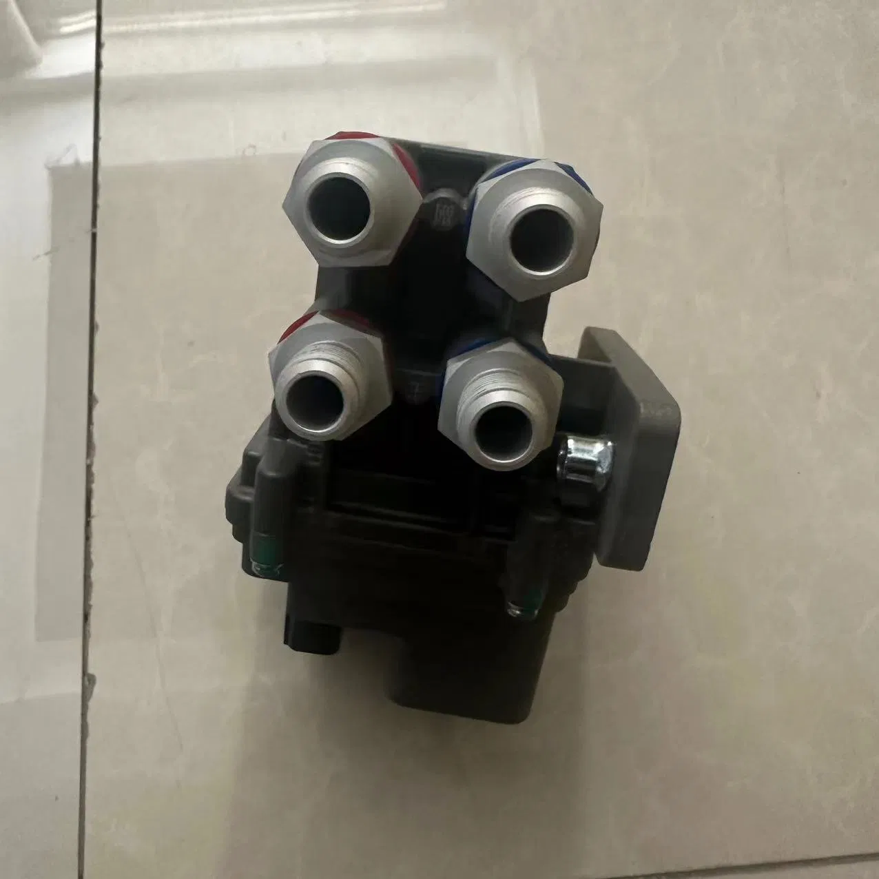 Shacman Automobile Ceramic Valve Core Fuel Conversion Valve with Delay 2190W-1104050